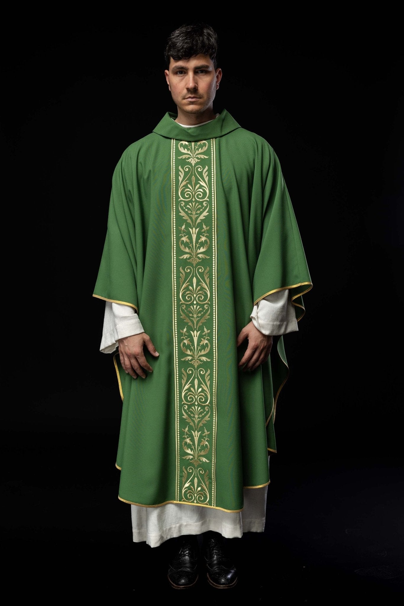 Casulla verde con motivo bordado dorado KOR/008/01/01 ZIELONY - CASULLAS.ES