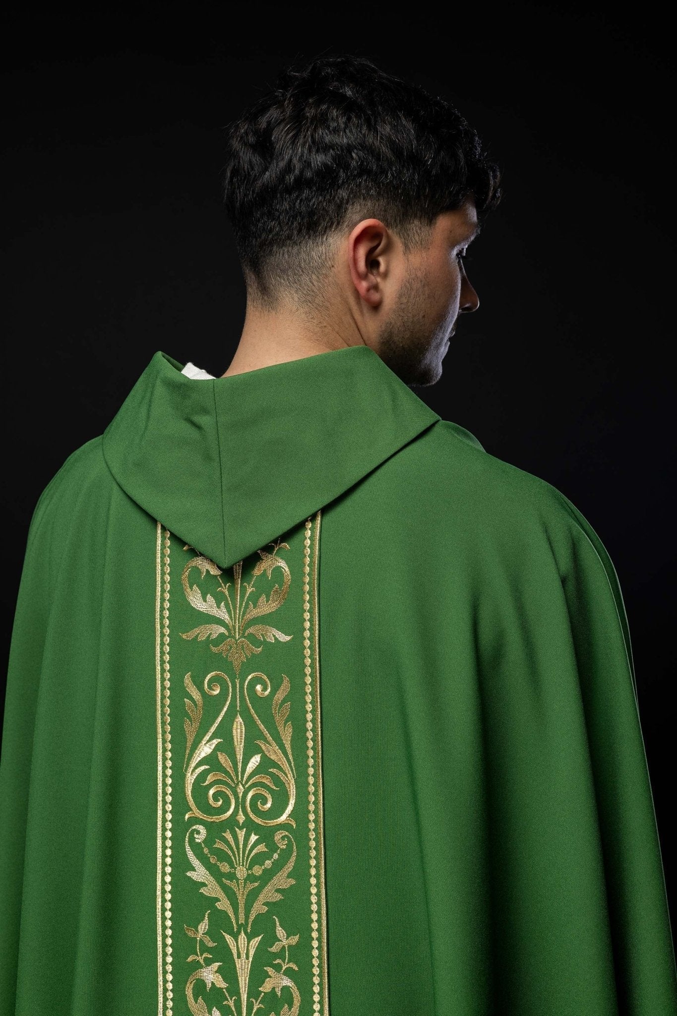 Casulla verde con motivo bordado dorado KOR/008/01/01 ZIELONY - CASULLAS.ES