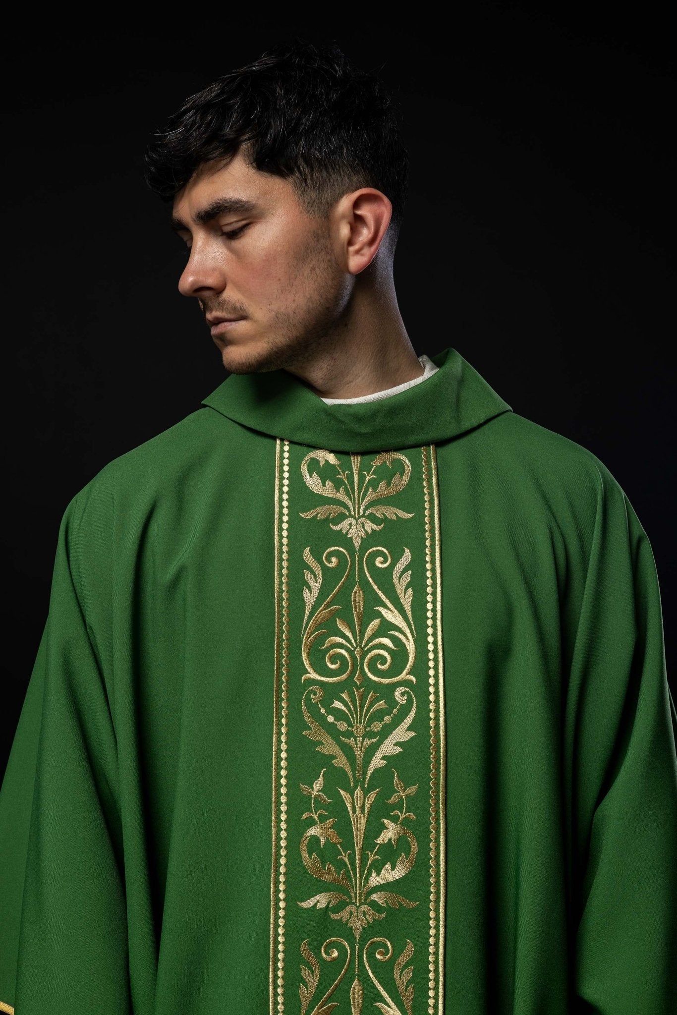 Casulla verde con motivo bordado dorado KOR/008/01/01 ZIELONY - CASULLAS.ES