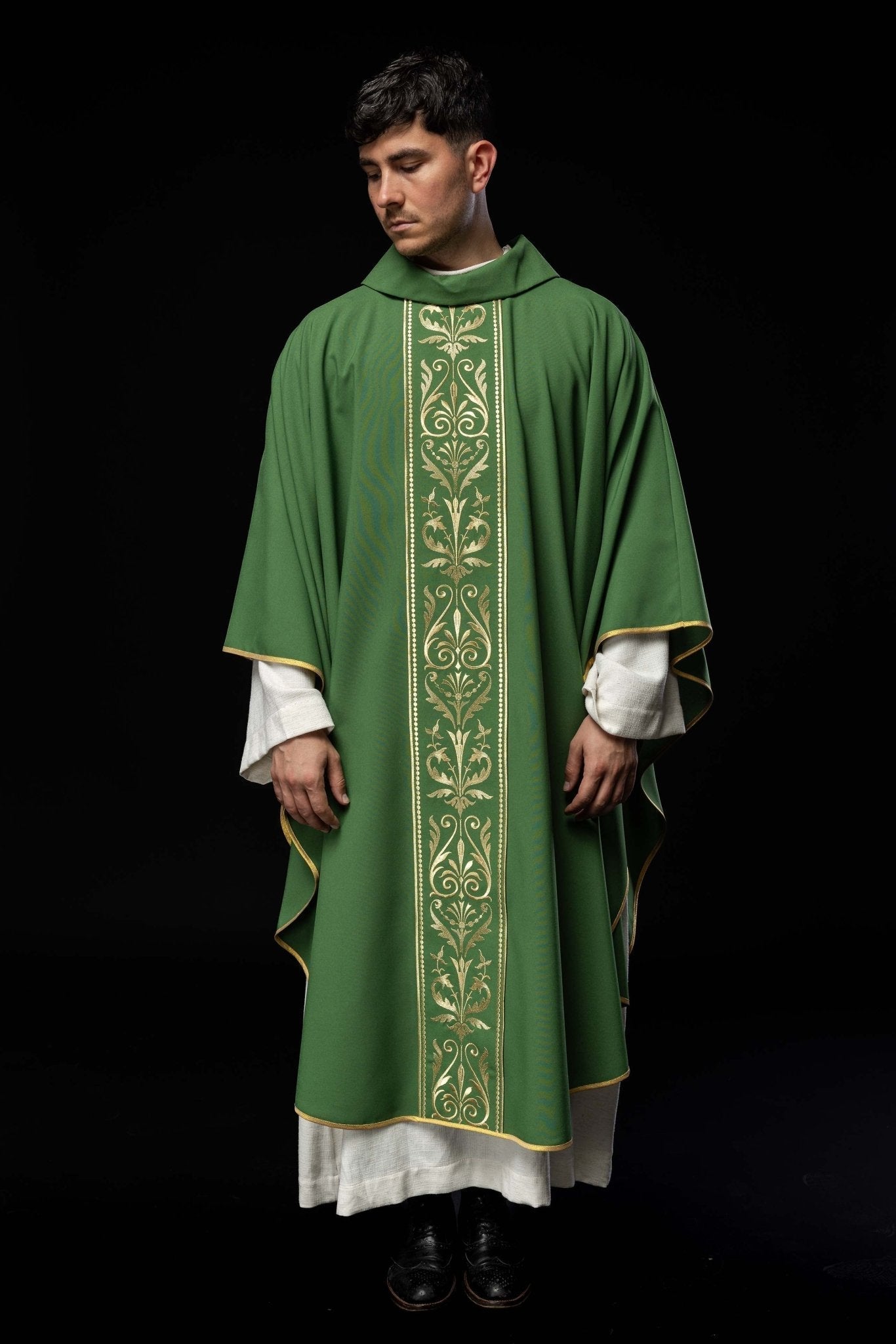 Casulla verde con motivo bordado dorado KOR/008/01/01 ZIELONY - CASULLAS.ES