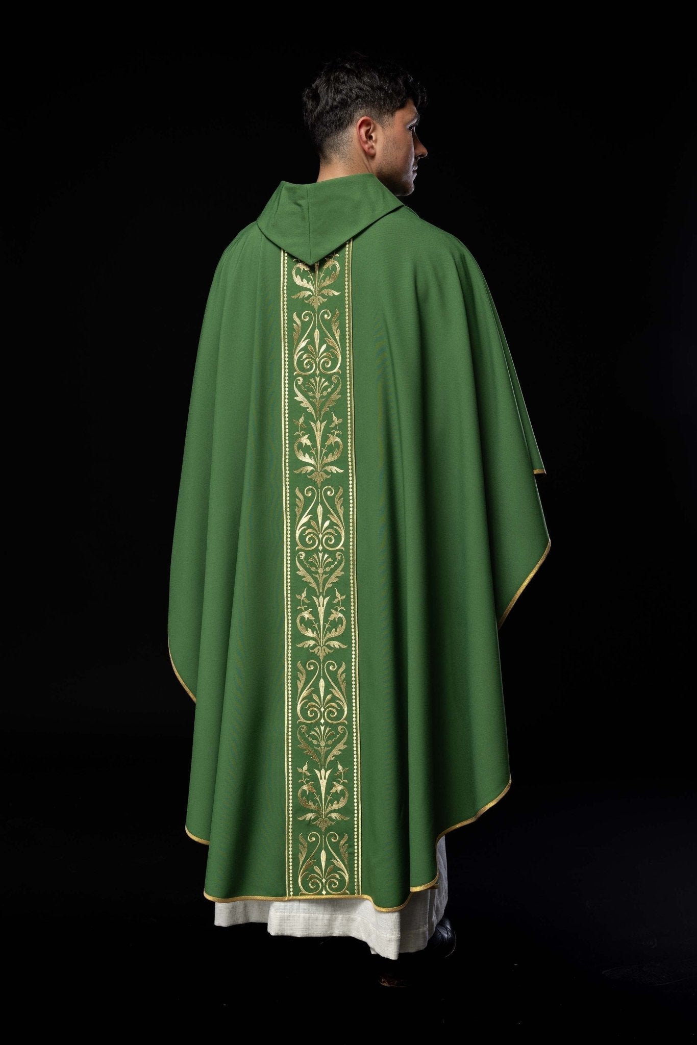 Casulla verde con motivo bordado dorado KOR/008/01/01 ZIELONY - CASULLAS.ES