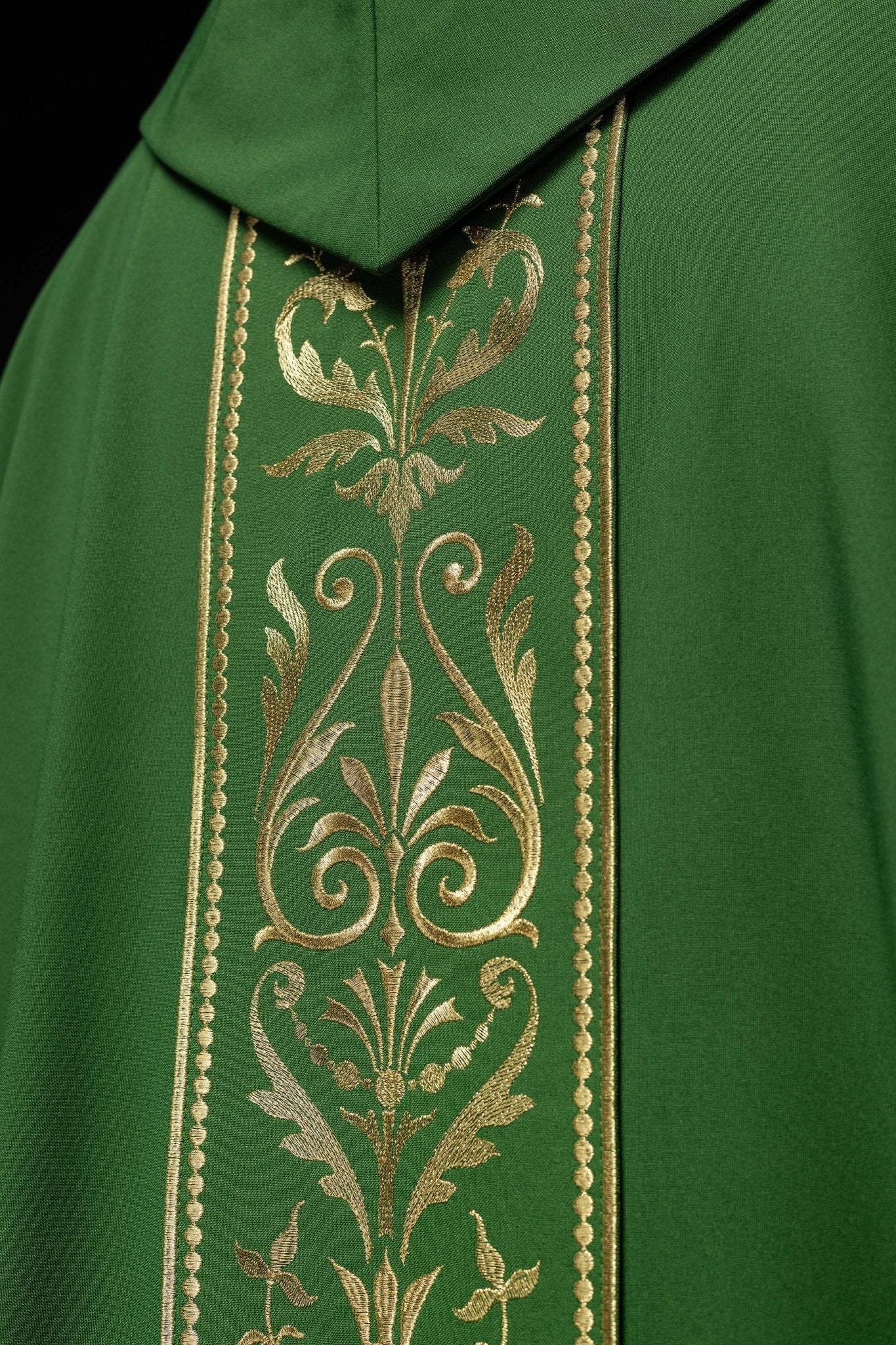 Casulla verde con motivo bordado dorado KOR/008/01/01 ZIELONY - CASULLAS.ES