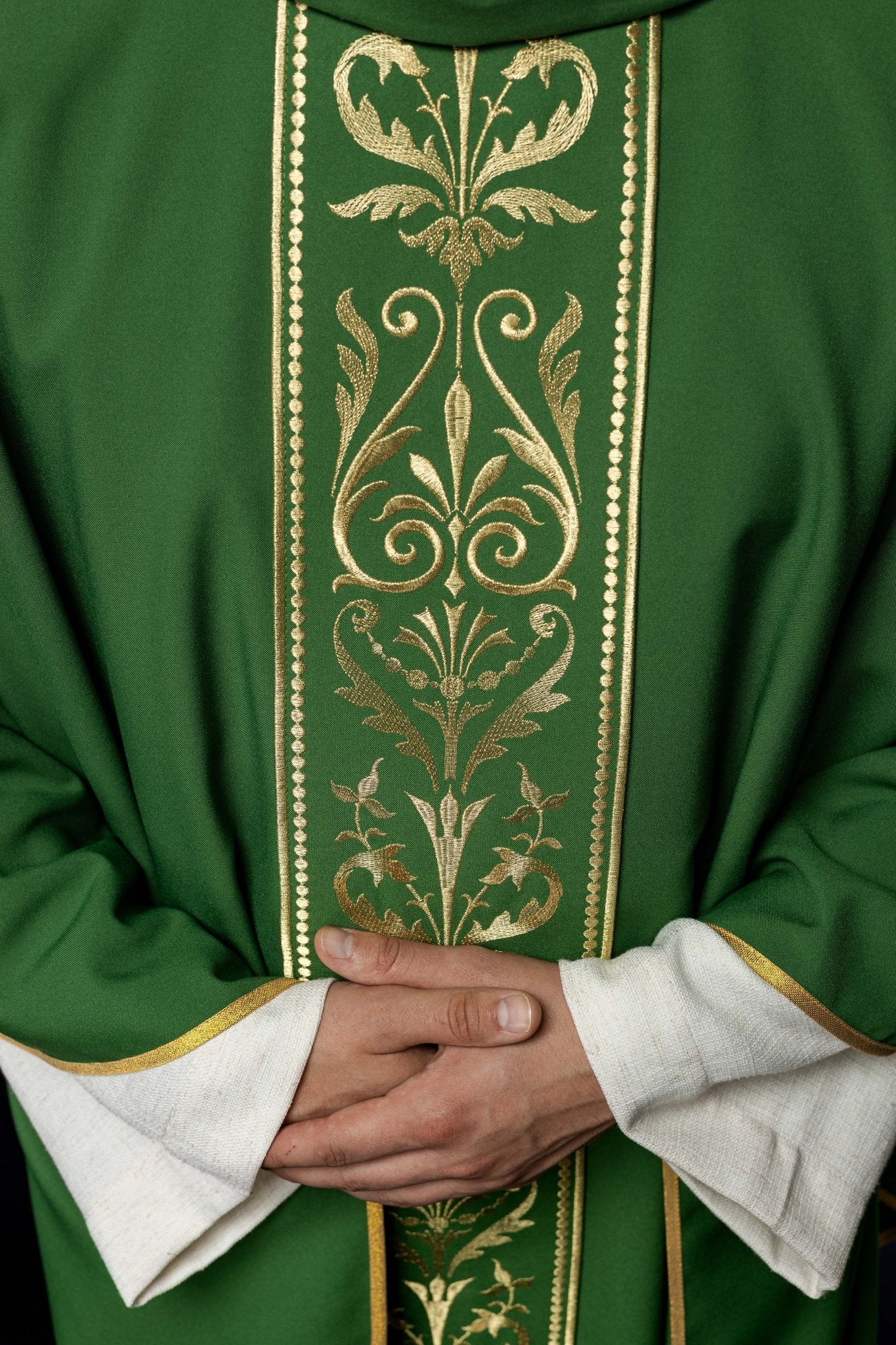 Casulla verde con motivo bordado dorado KOR/008/01/01 ZIELONY - CASULLAS.ES