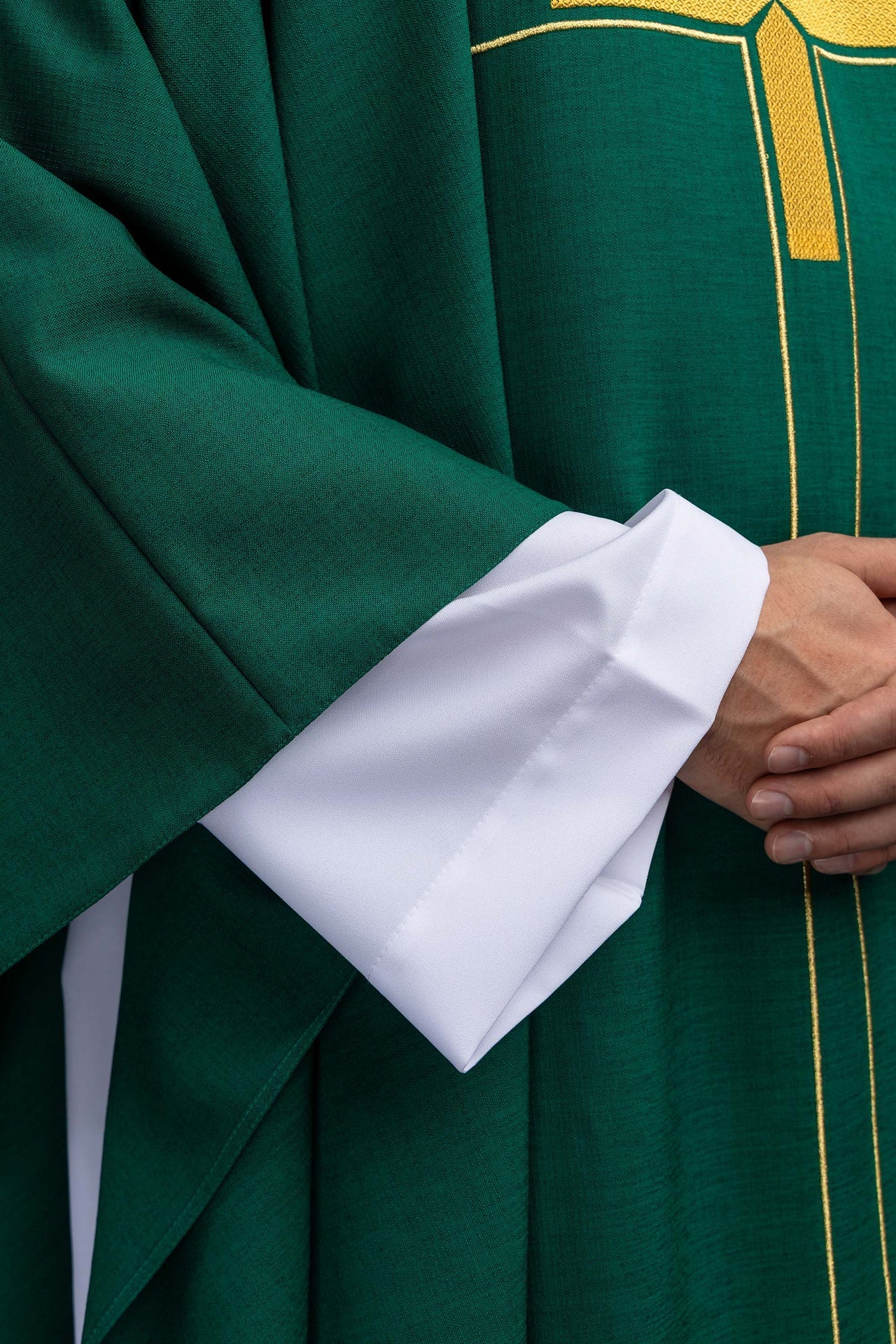 Casulla verde con motivo de cruz bordado LE/7019/01 - CASULLAS.ES