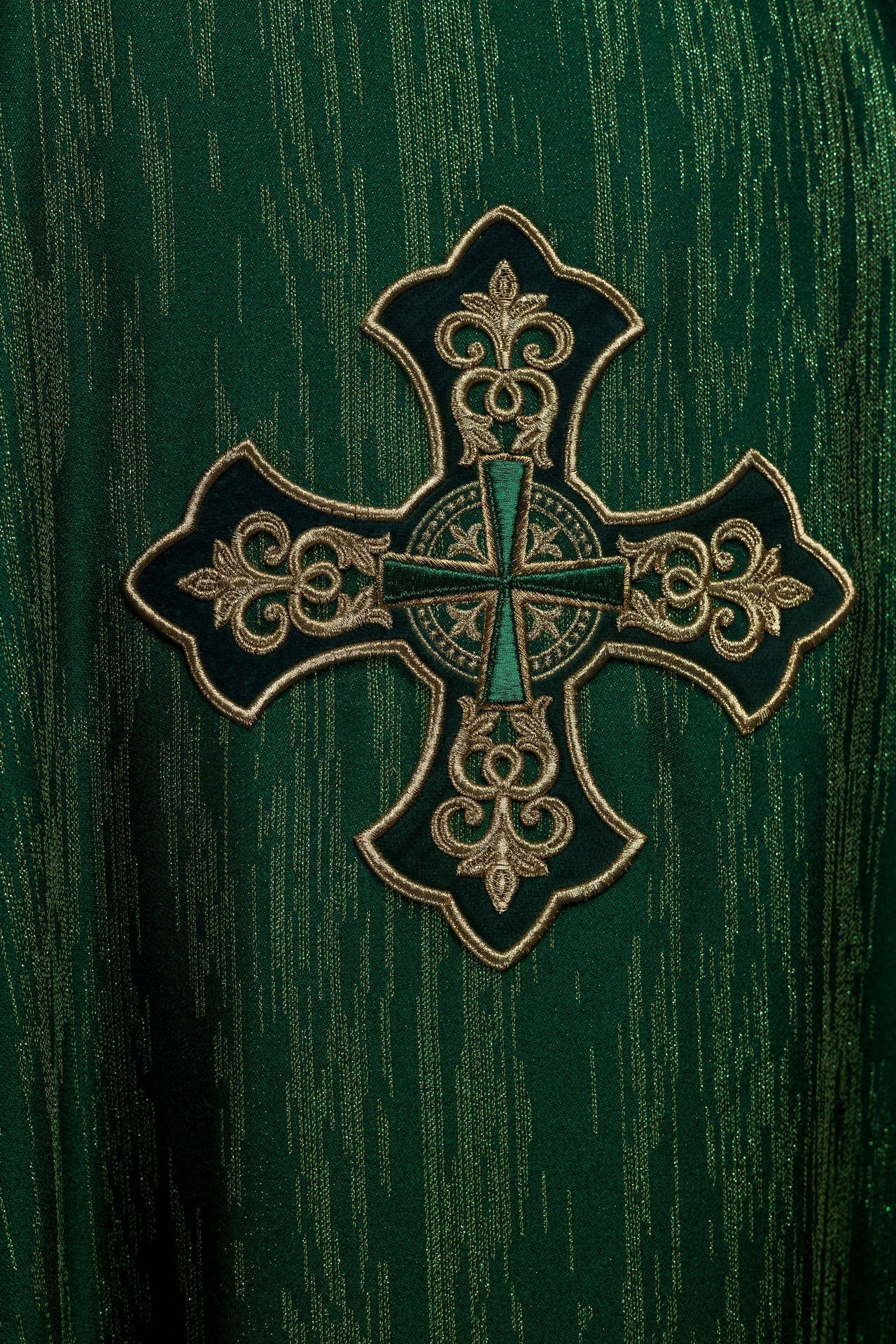 Casulla verde con motivo de cruz bordado sobre tela decorativa LE/7036/01 - CASULLAS.ES