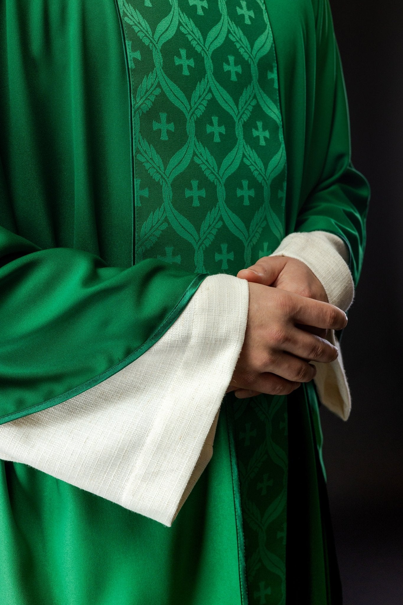 Casulla verde con patrón de cruz jacquard KOR/402/01/53 - CASULLAS.ES