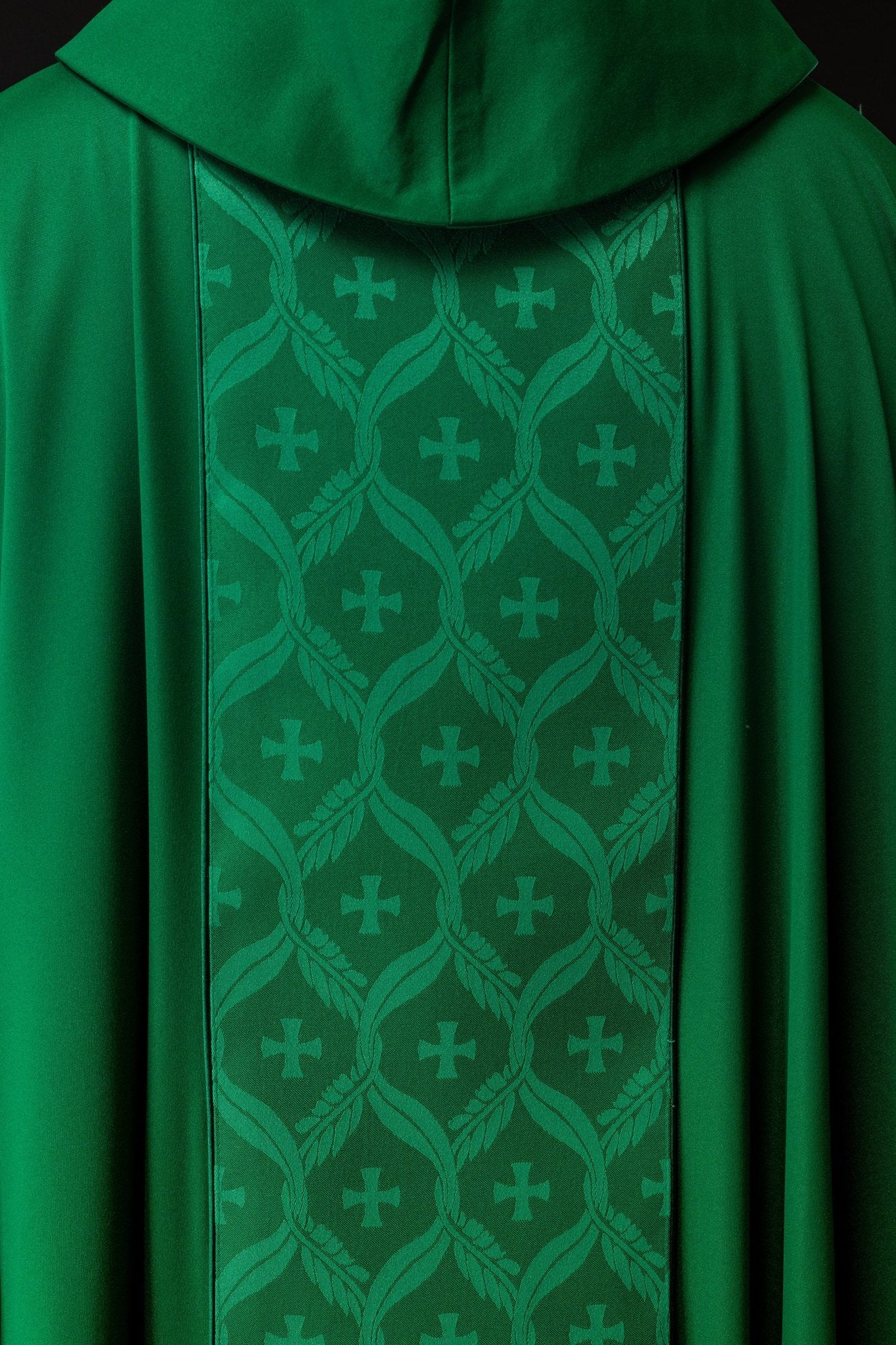 Casulla verde con patrón de cruz jacquard KOR/402/01/53 - CASULLAS.ES