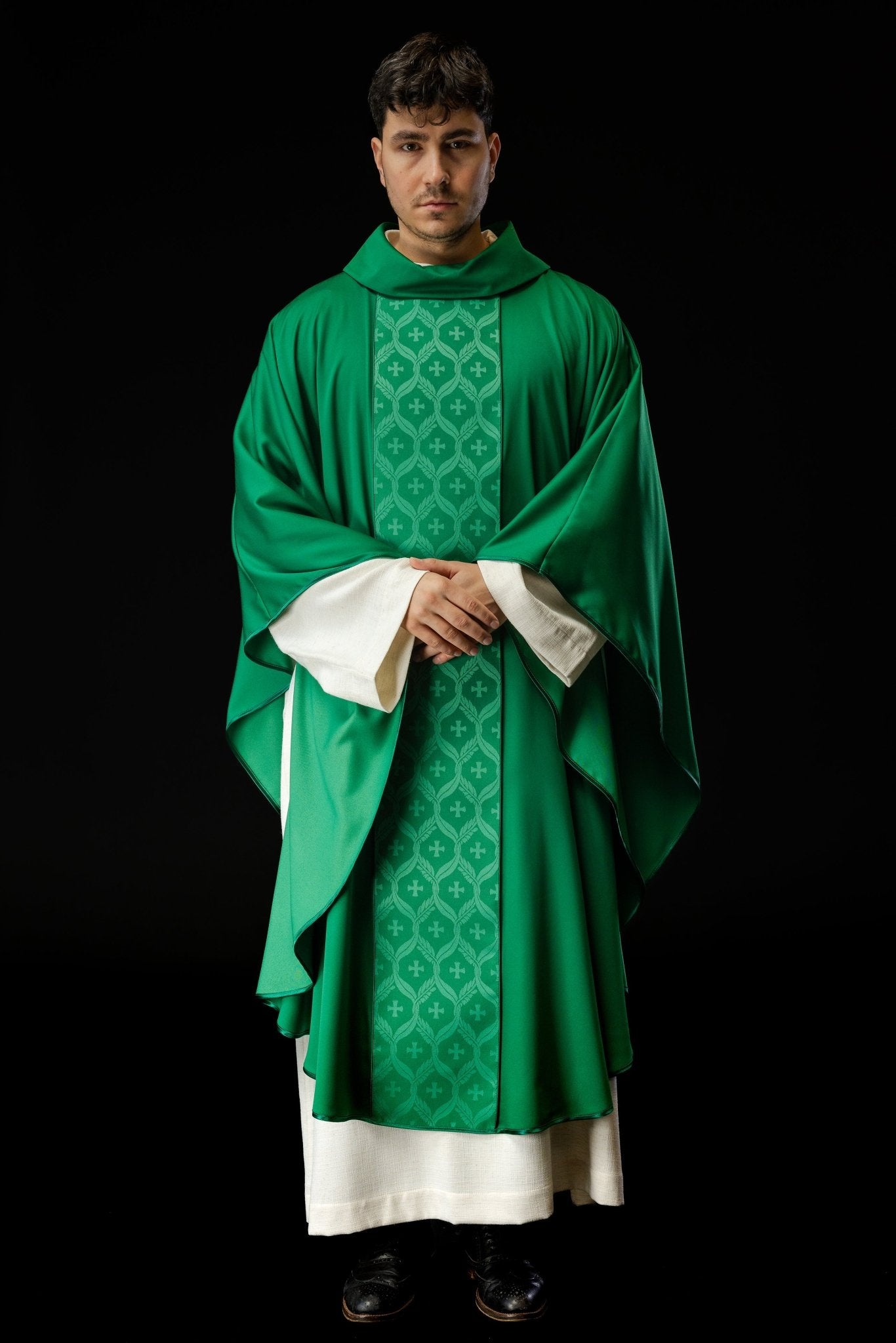 Casulla verde con patrón de cruz jacquard KOR/402/01/53 - CASULLAS.ES