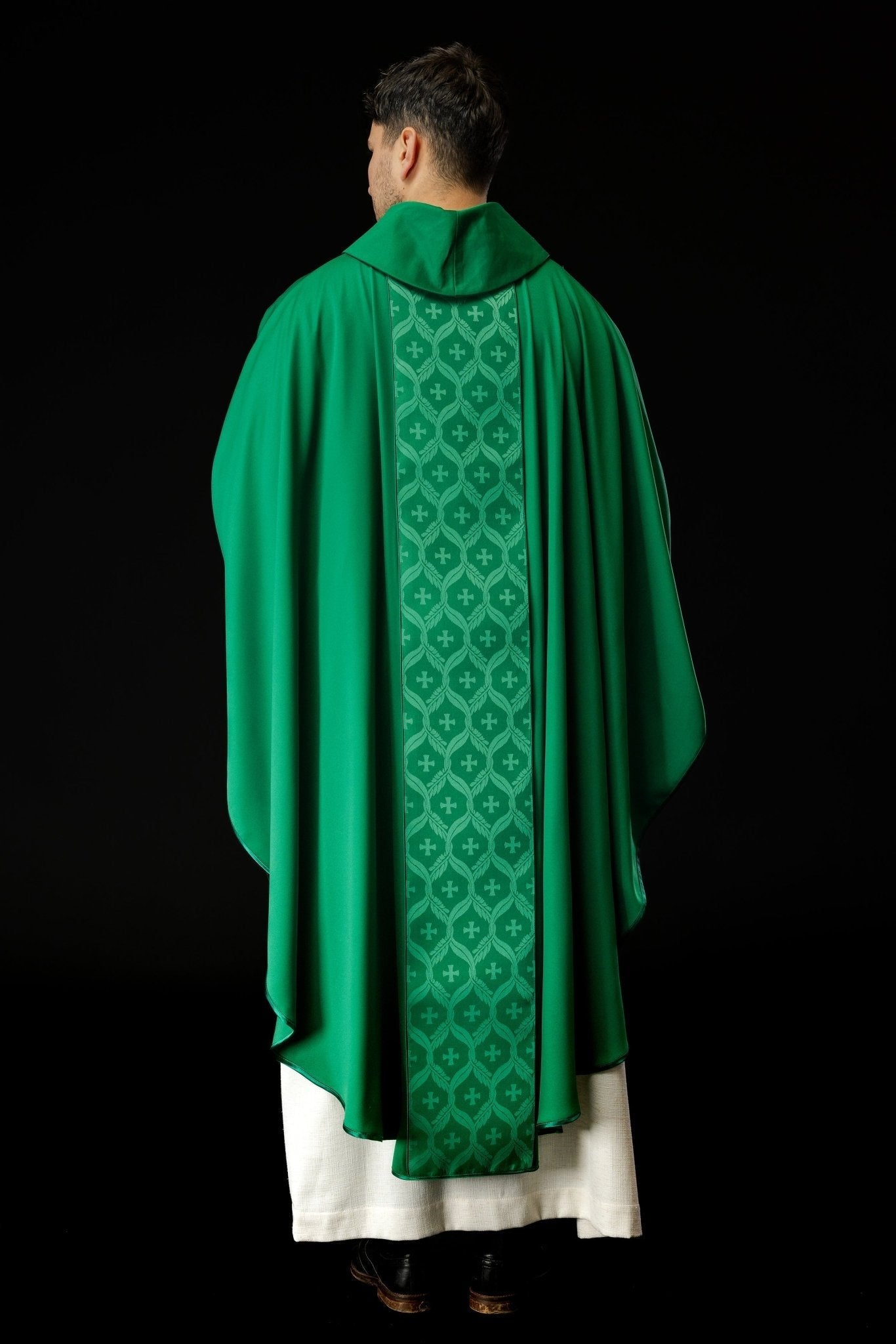 Casulla verde con patrón de cruz jacquard KOR/402/01/53 - CASULLAS.ES