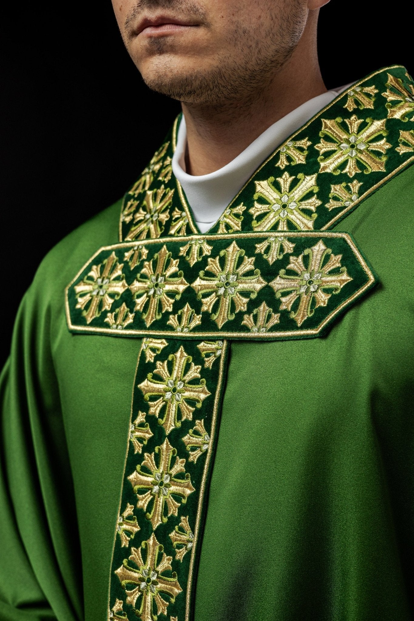 Casulla verde ricamente bordada LE/7026/01 - CASULLAS.ES