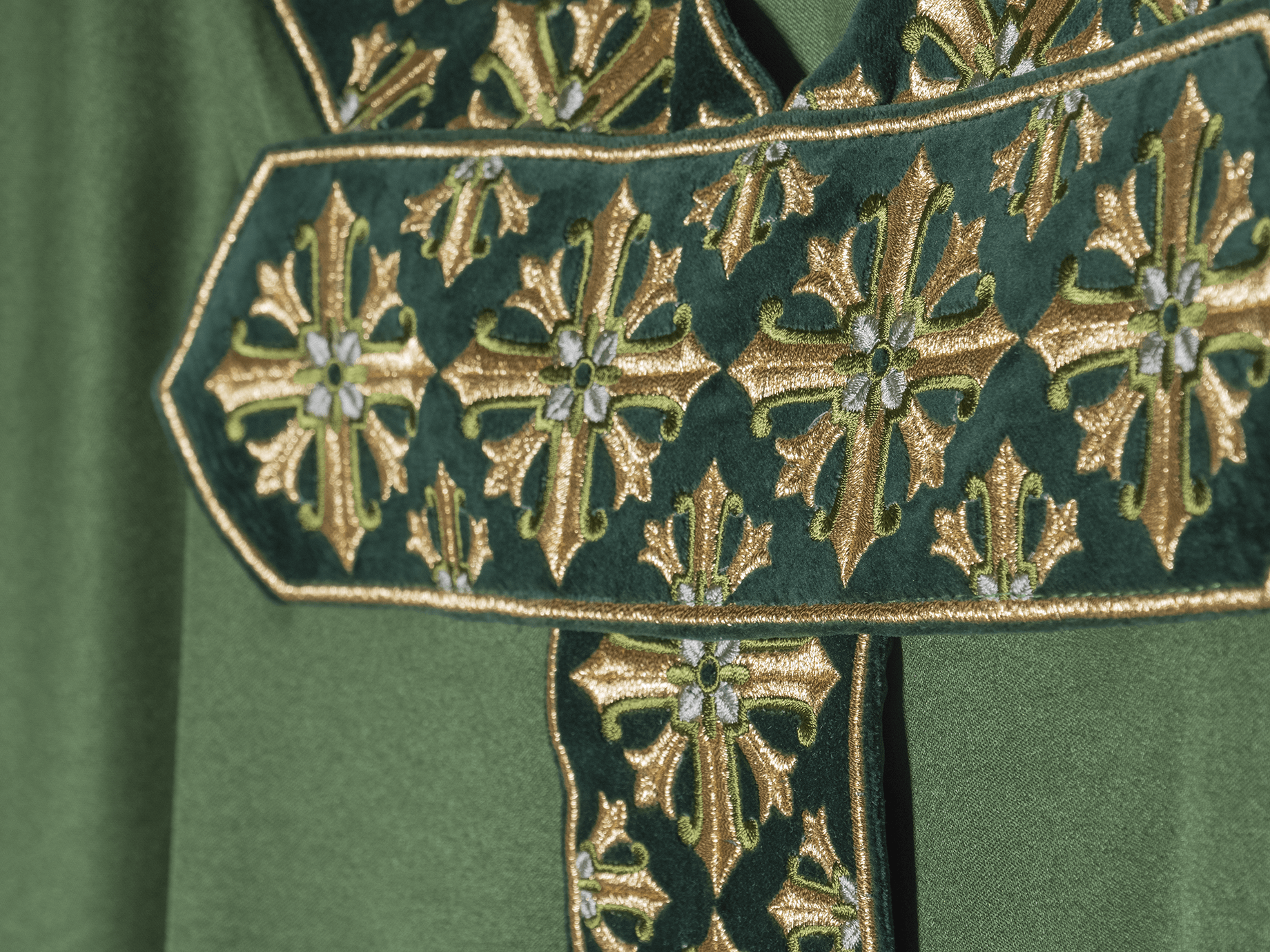 Casulla verde ricamente bordada LE/7026/01 - CASULLAS.ES