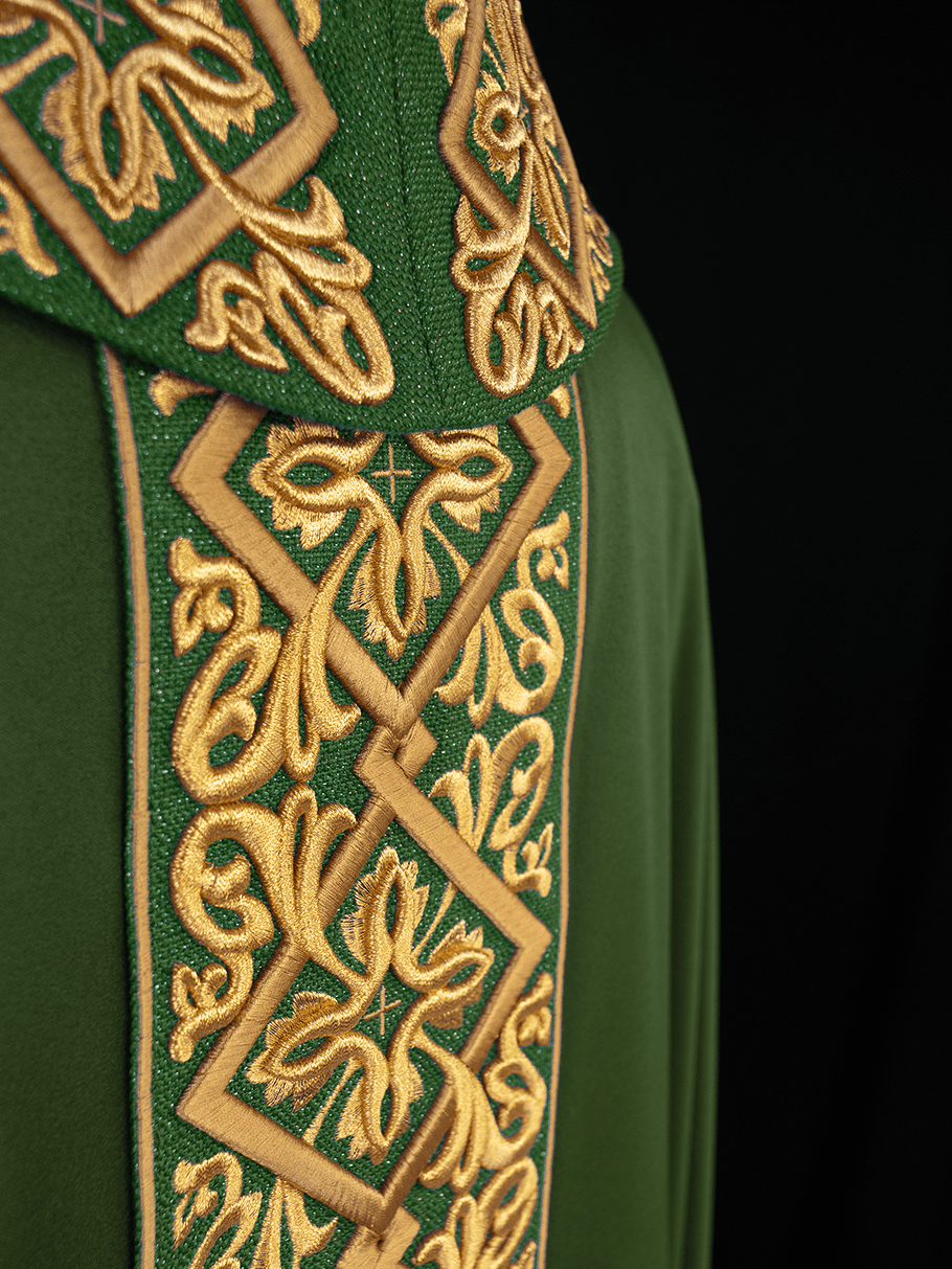 Casulla verde ricamente bordada con motivo floral y cruces LE/7027/01 - CASULLAS.ES