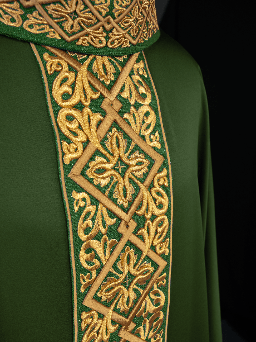 Casulla verde ricamente bordada con motivo floral y cruces LE/7027/01 - CASULLAS.ES