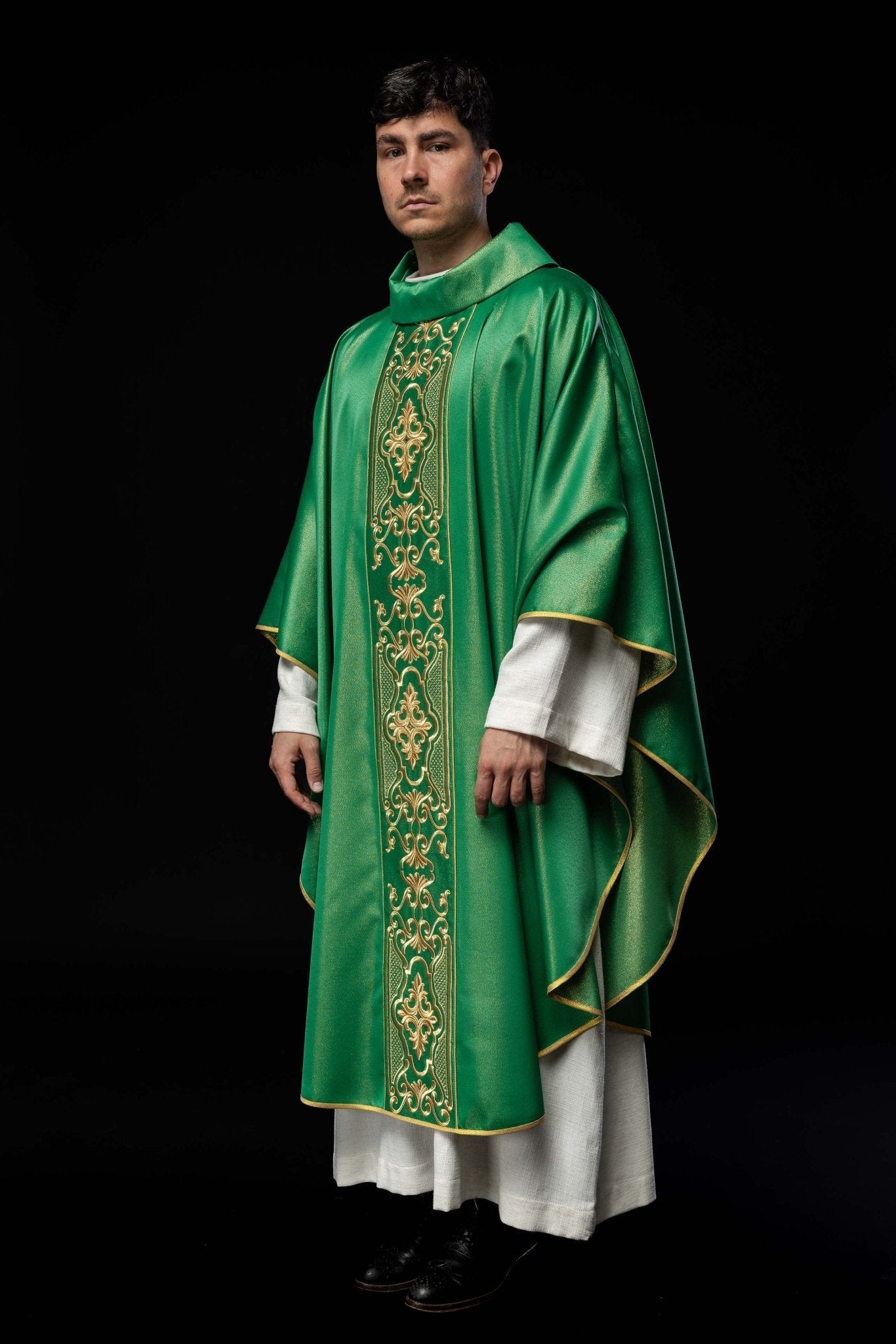 Casulla verde ricamente bordada de lustre LE/7021/01 - CASULLAS.ES