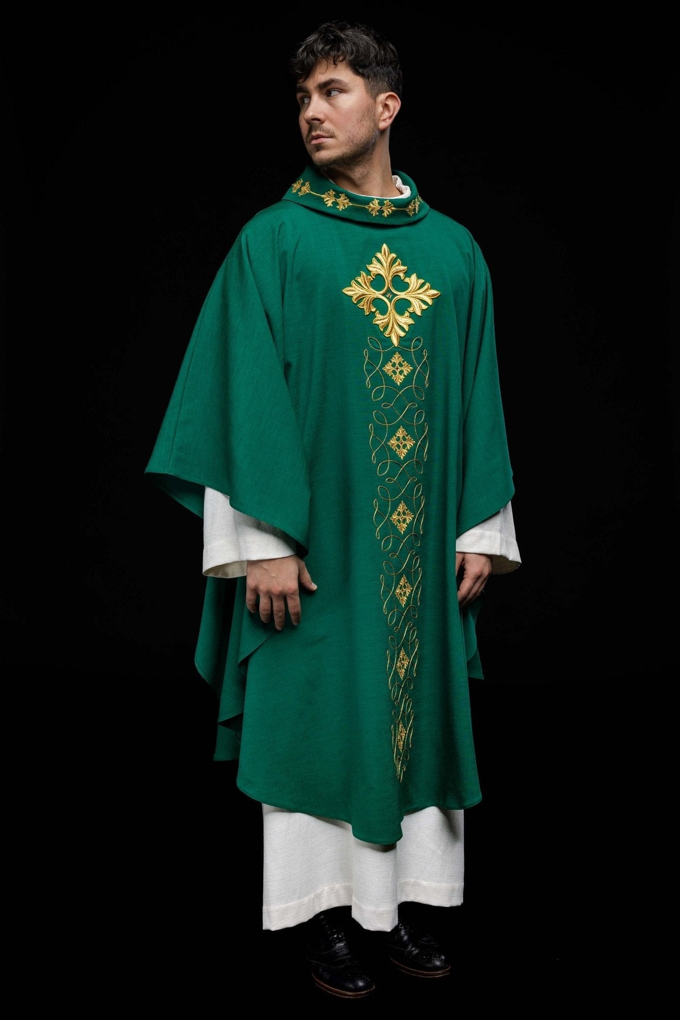 Casulla verde ricamente bordada y decorada con piedras LE/7018/01 - CASULLAS.ES