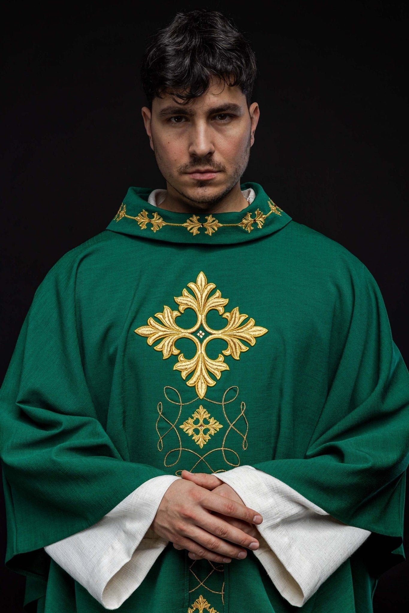 Casulla verde ricamente bordada y decorada con piedras LE/7018/01 - CASULLAS.ES