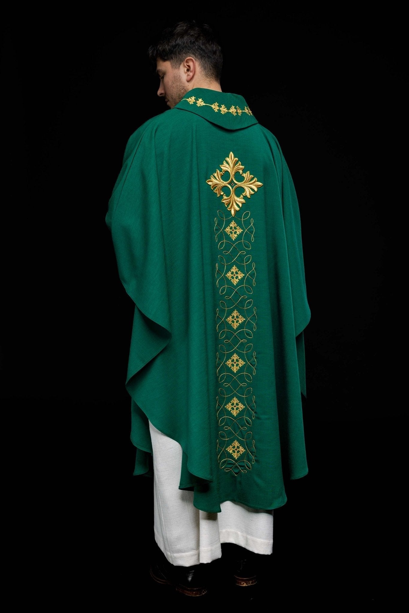 Casulla verde ricamente bordada y decorada con piedras LE/7018/01 - CASULLAS.ES