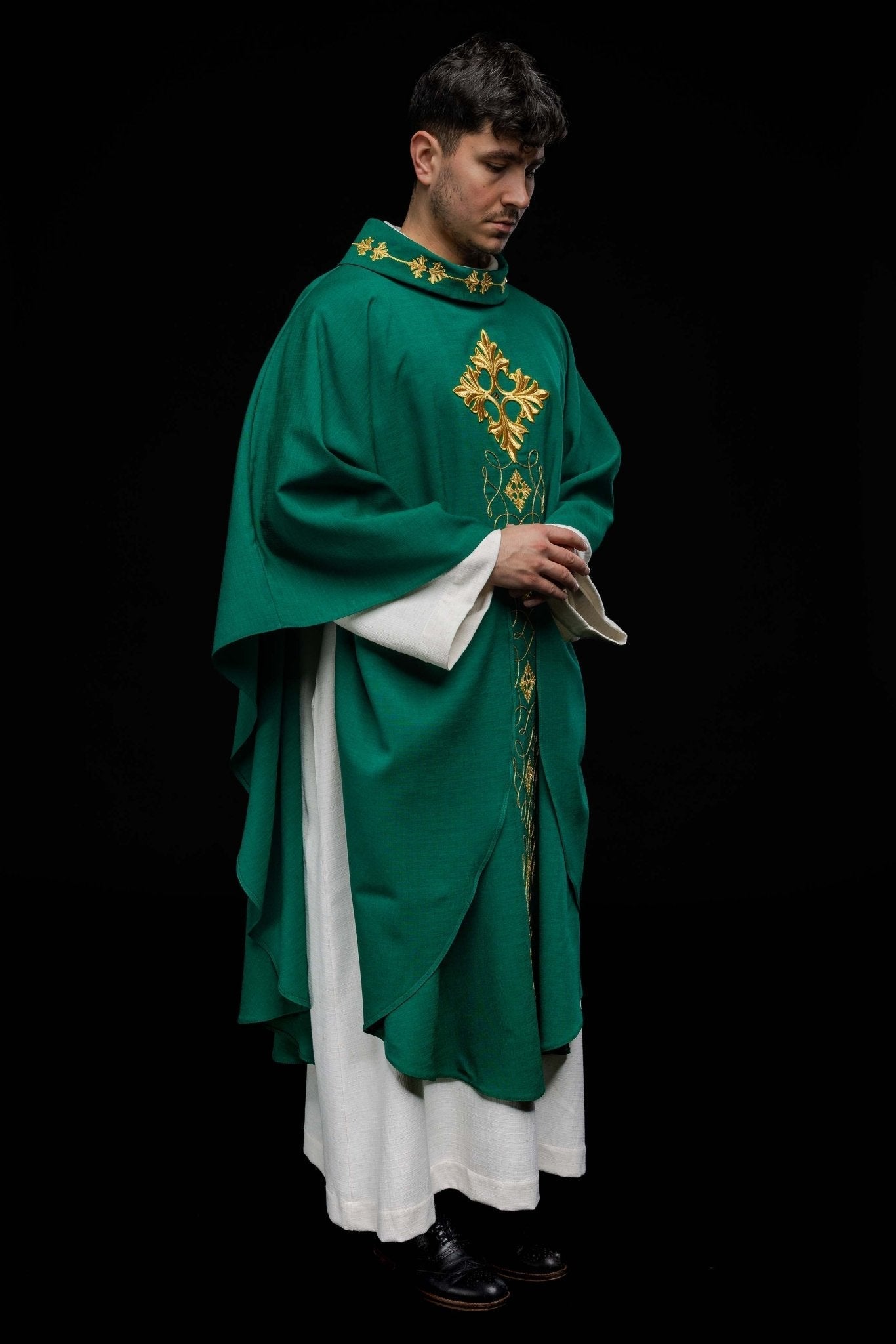 Casulla verde ricamente bordada y decorada con piedras LE/7018/01 - CASULLAS.ES
