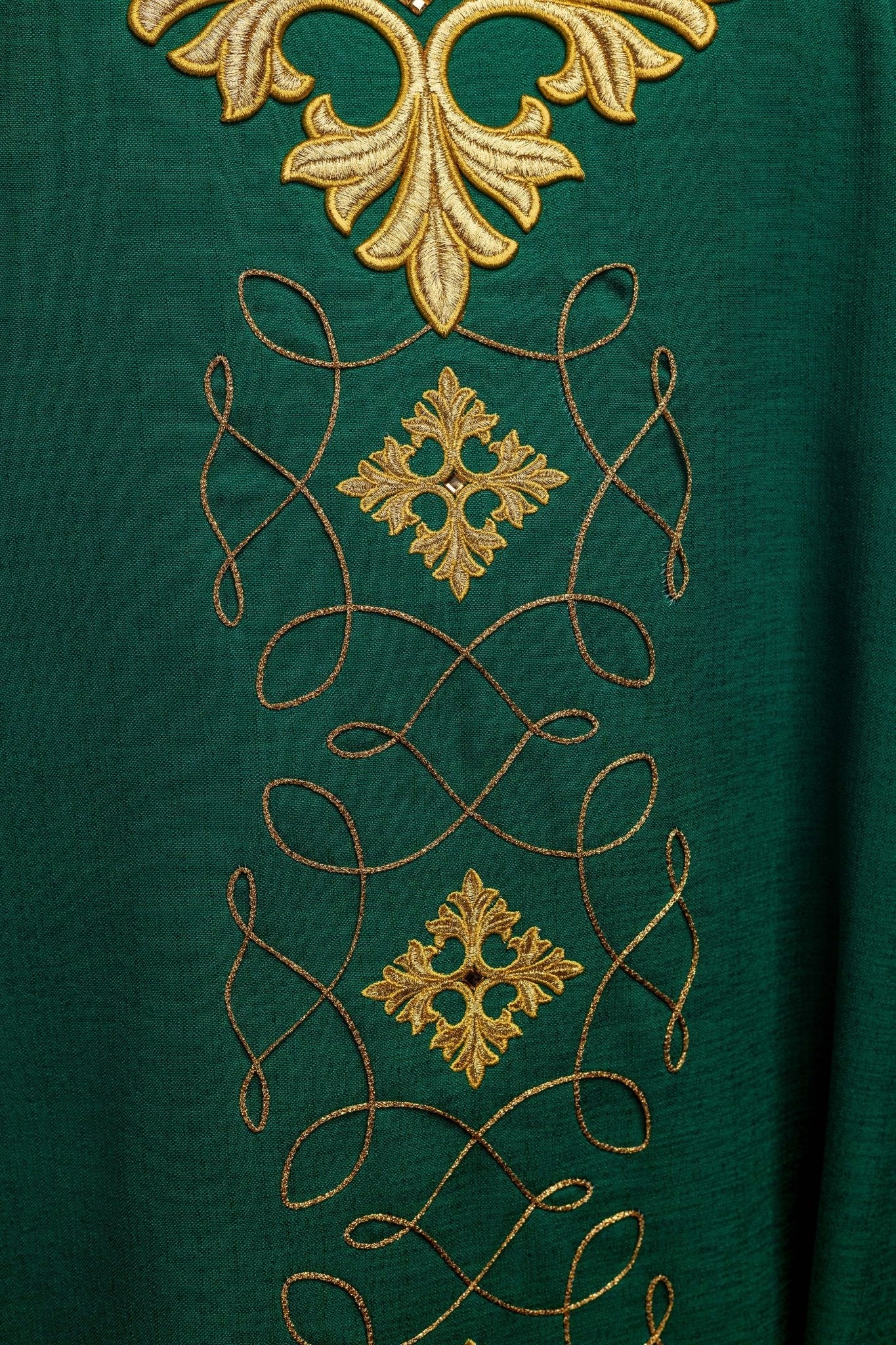 Casulla verde ricamente bordada y decorada con piedras LE/7018/01 - CASULLAS.ES