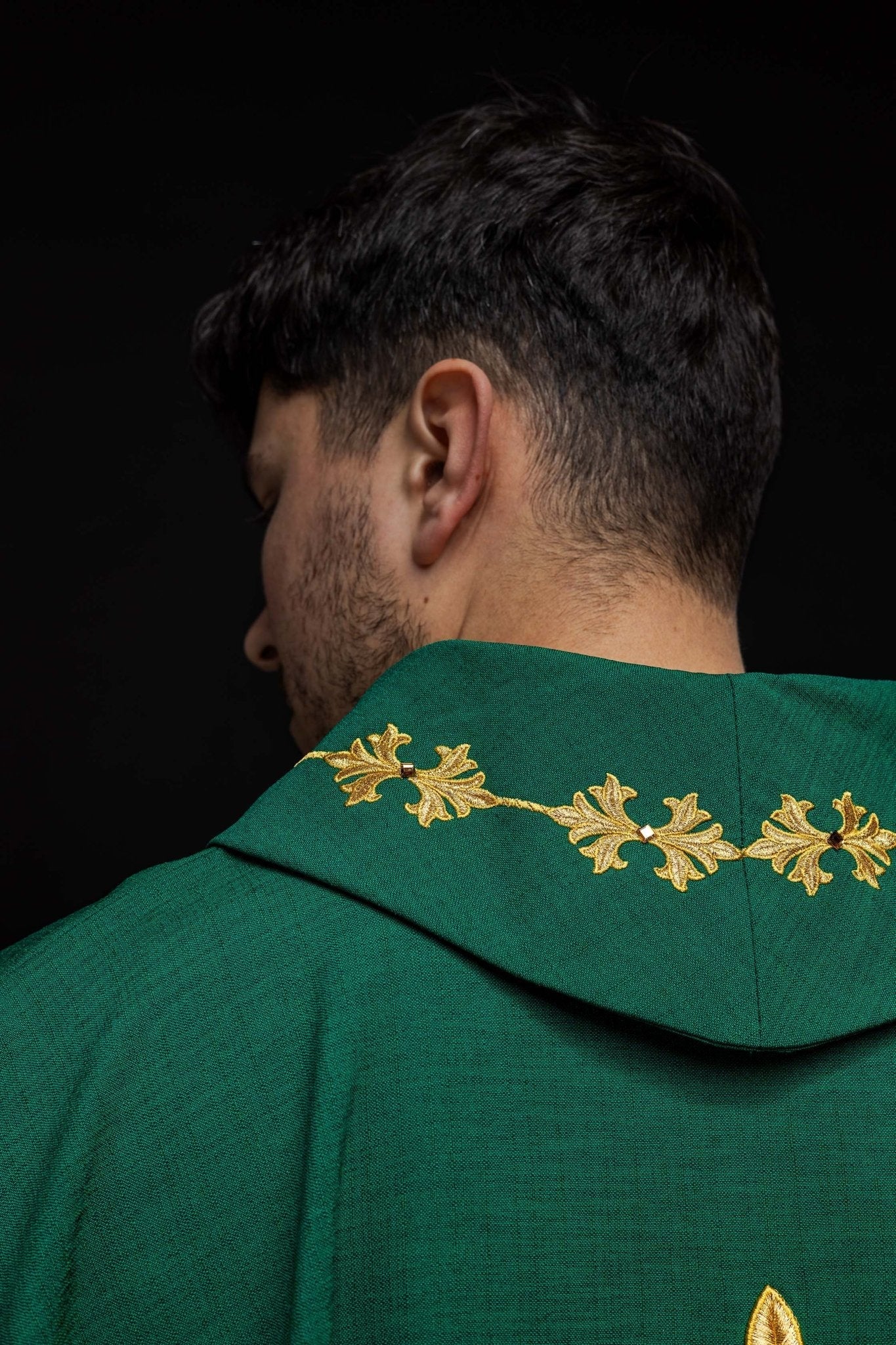 Casulla verde ricamente bordada y decorada con piedras LE/7018/01 - CASULLAS.ES