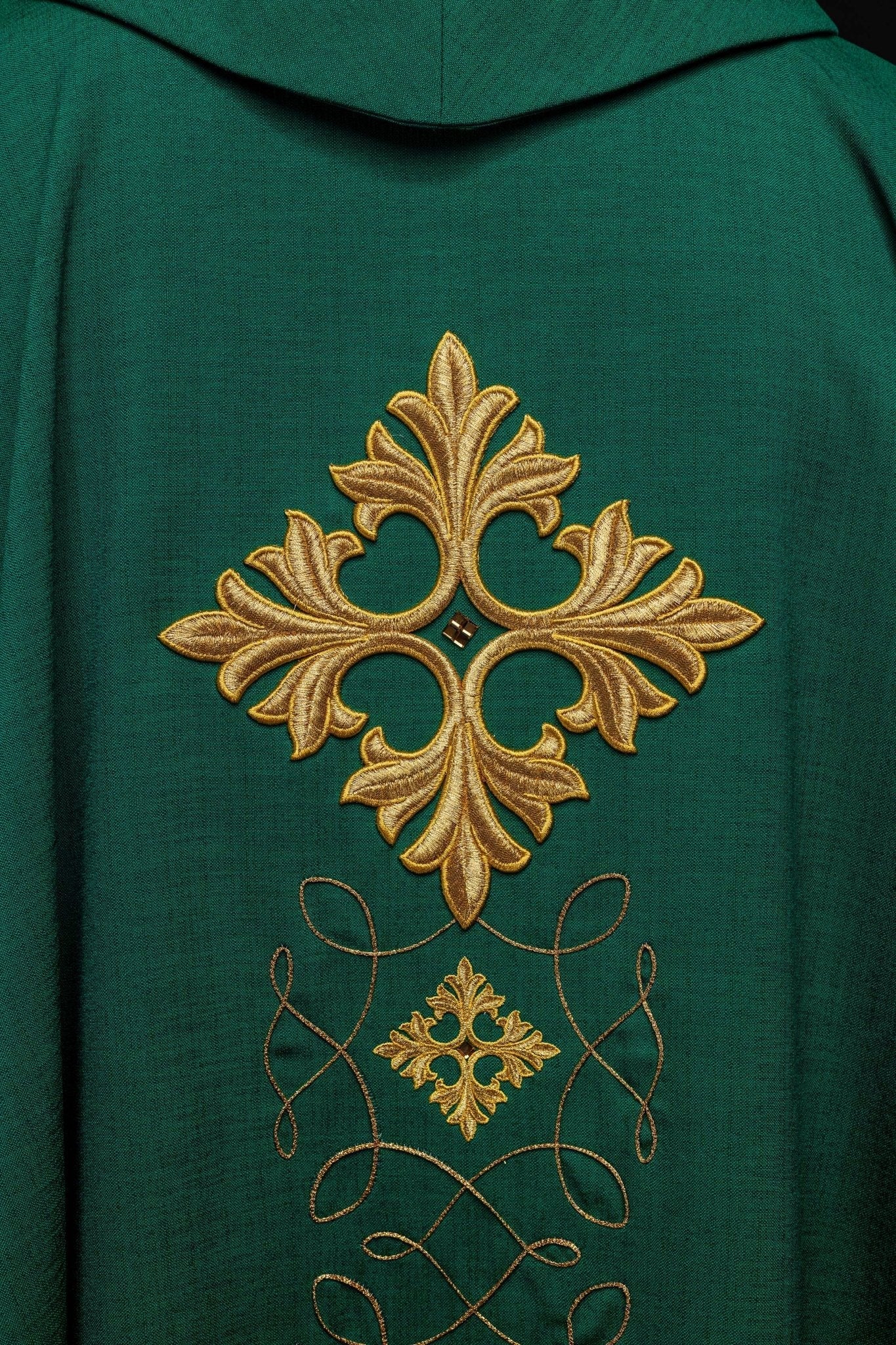 Casulla verde ricamente bordada y decorada con piedras LE/7018/01 - CASULLAS.ES