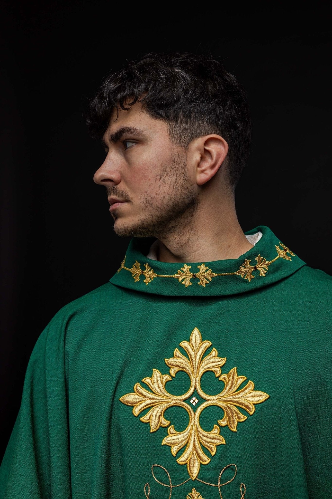 Casulla verde ricamente bordada y decorada con piedras LE/7018/01 - CASULLAS.ES