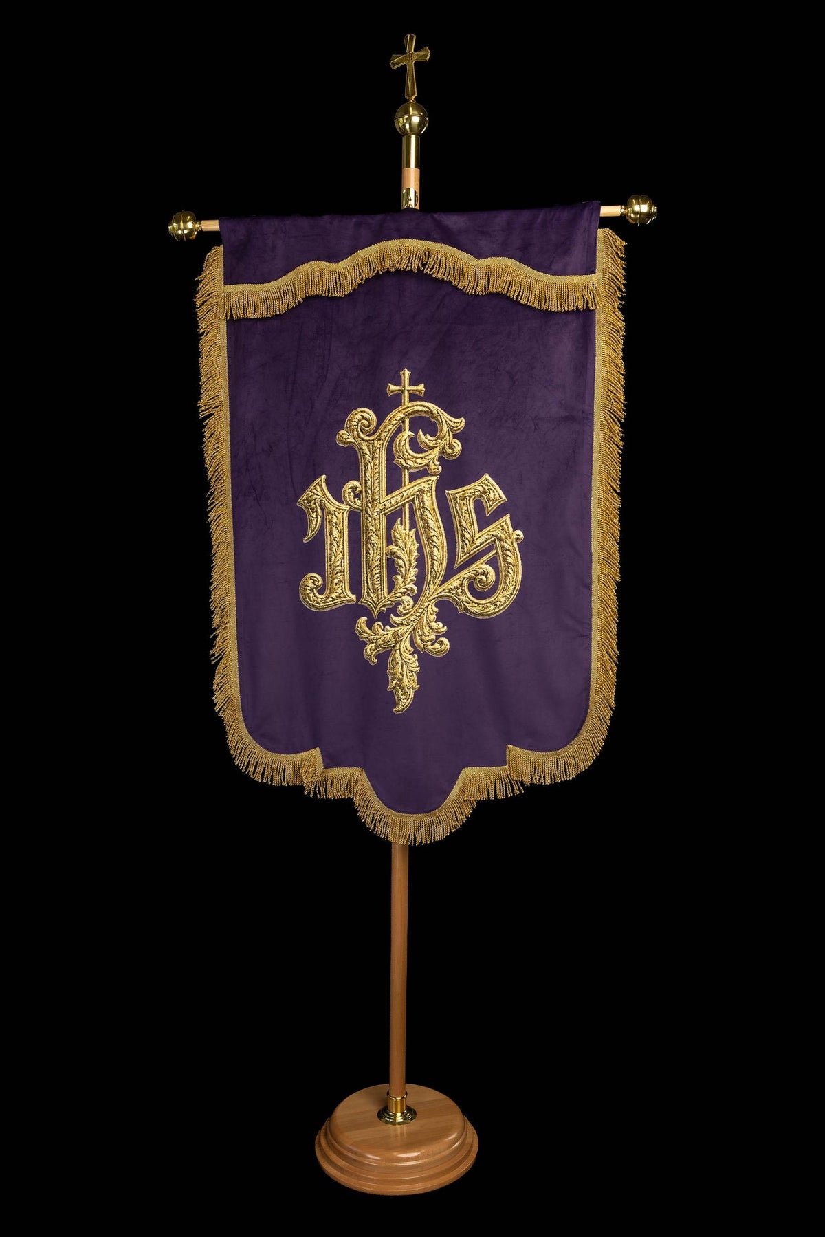 Estandarte morado impreso por ambas caras con los motivos IHS y Pax, vista frontal completa con flecos dorados
