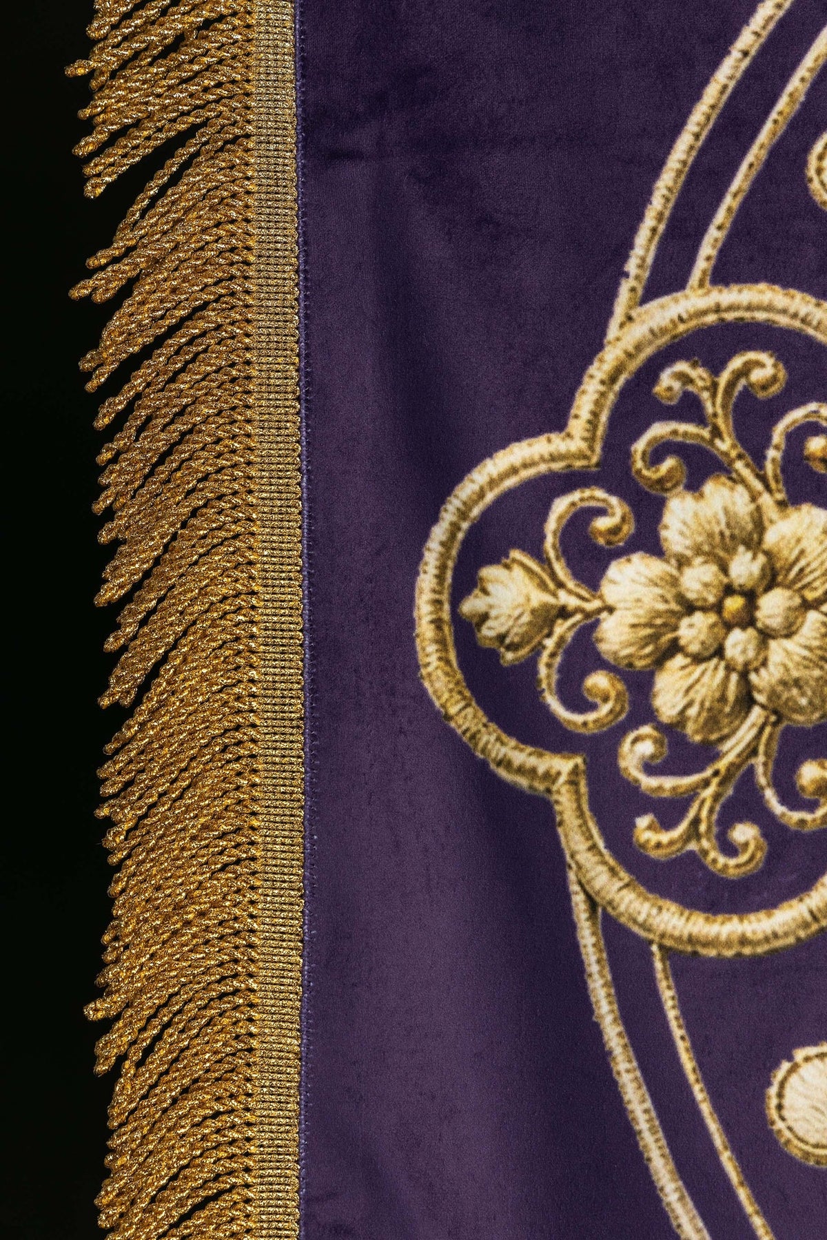 Estandarte morado, detalle del borde dorado y ornamento floral del reverso