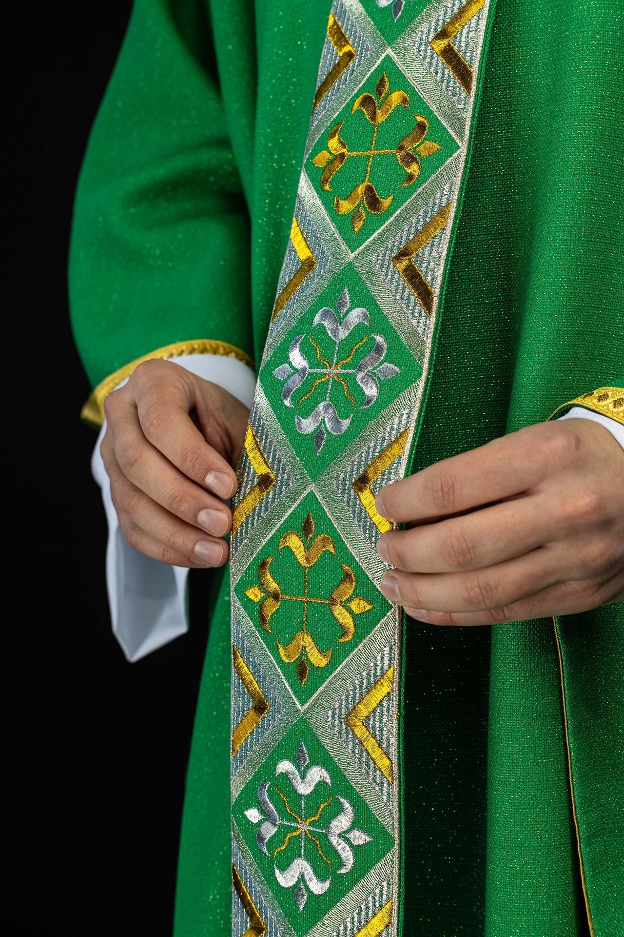 Cíngulo bordado para casulla incluido en el conjunto con la casulla color verde LE/7042/01 - CASULLAS.ES
