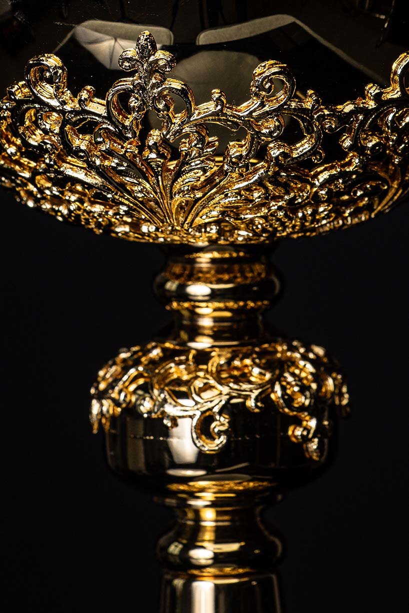 Copón litúrgico artesanal bañado en oro y adornado con zafiros KNR/0319 30CM - CASULLAS.ES