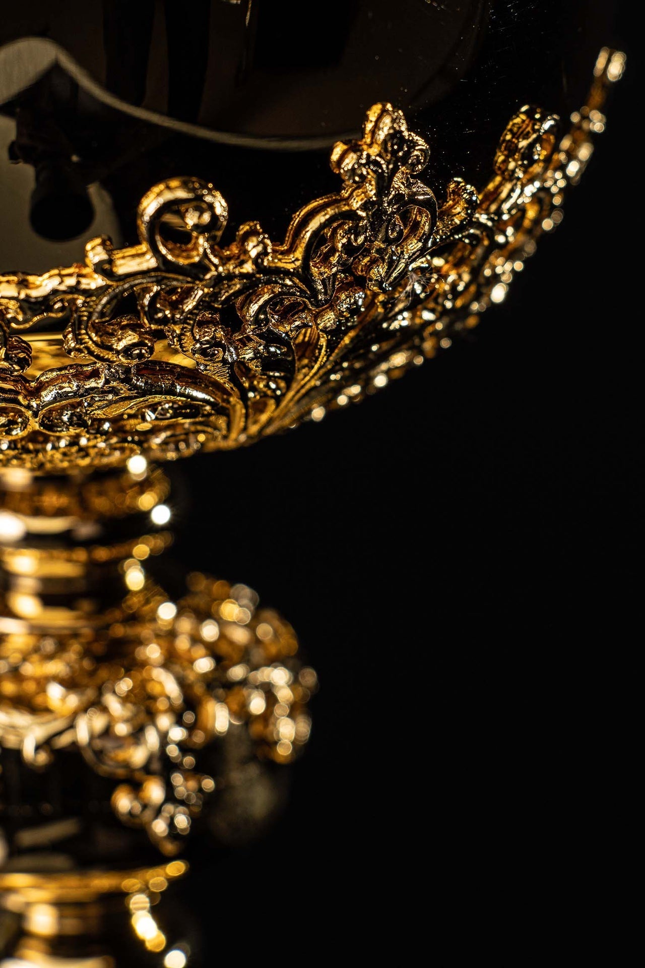 Copón litúrgico artesanal bañado en oro y adornado con zafiros KNR/0319 30CM - CASULLAS.ES