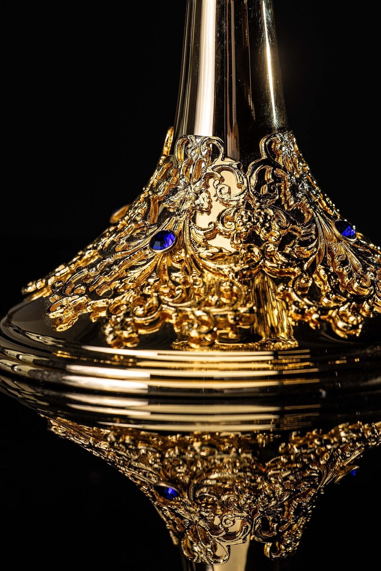 Copón litúrgico artesanal bañado en oro y adornado con zafiros KNR/0319 30CM - CASULLAS.ES