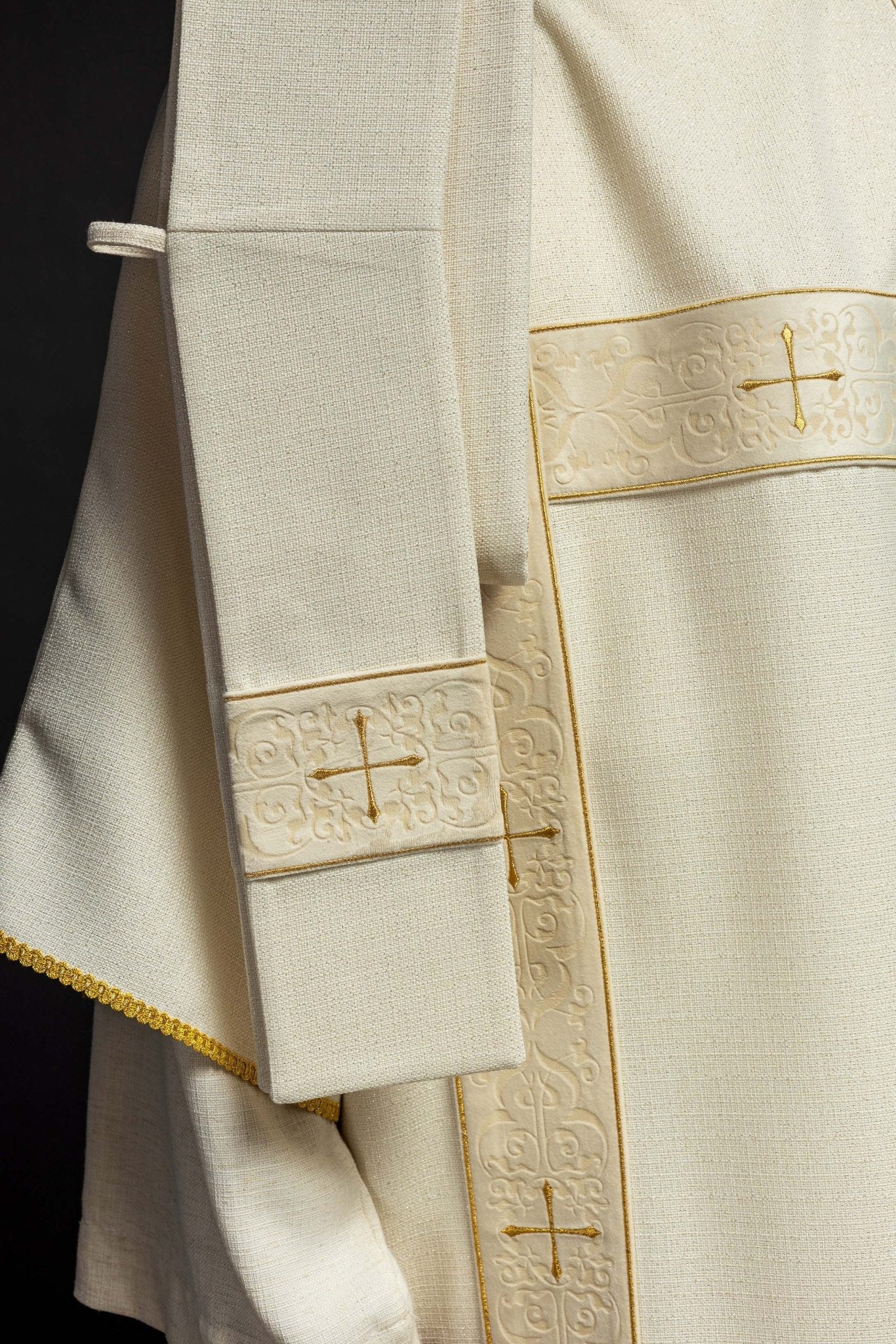 Cortina con rayas de terciopelo y cruces doradas bordadas, crudo KDL/395/05/71/B - CASULLAS.ES