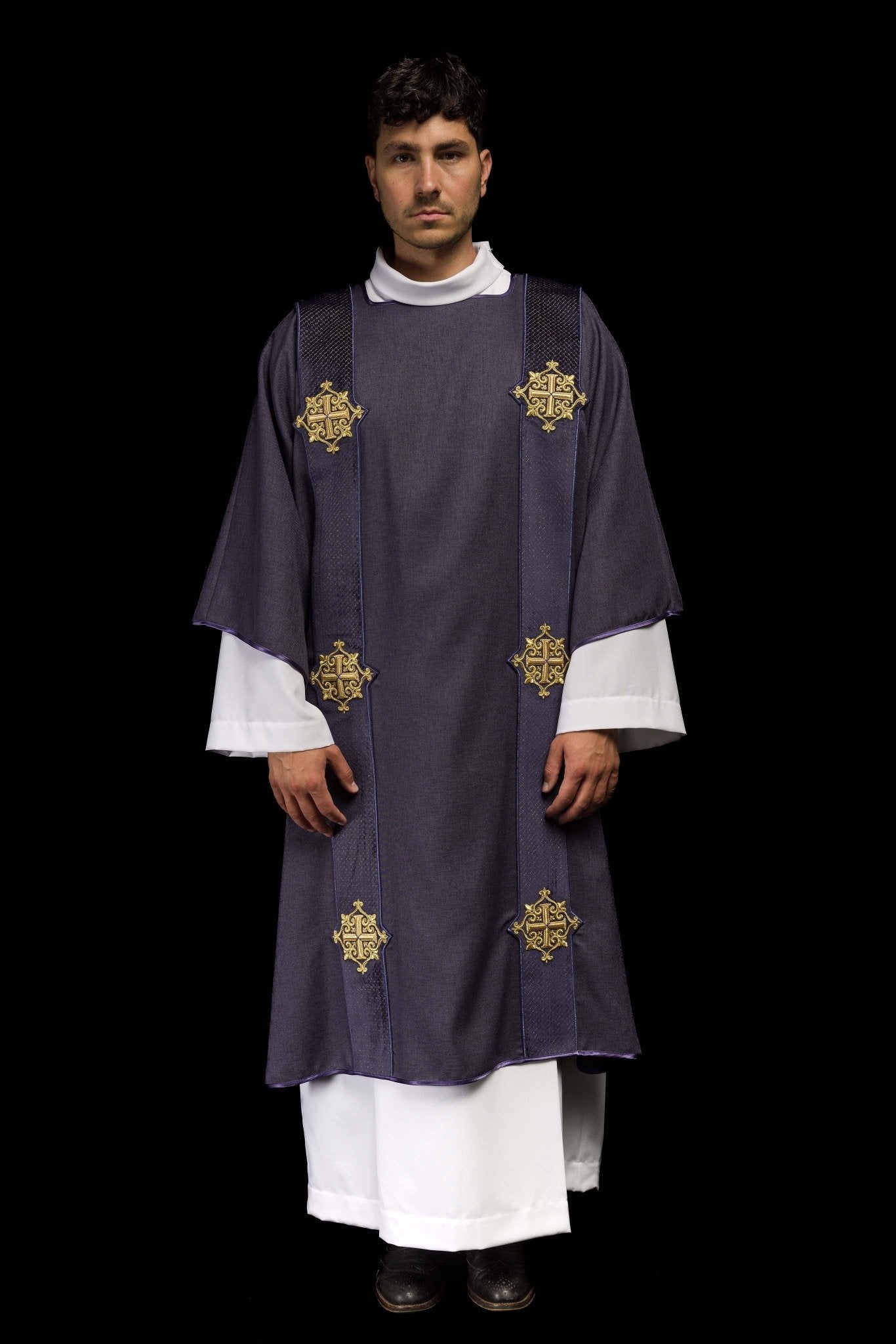 Dalmatica con bandas en terciopelo con símbolos de la Cruz violeta LE/1030/03/B - CASULLAS.ES