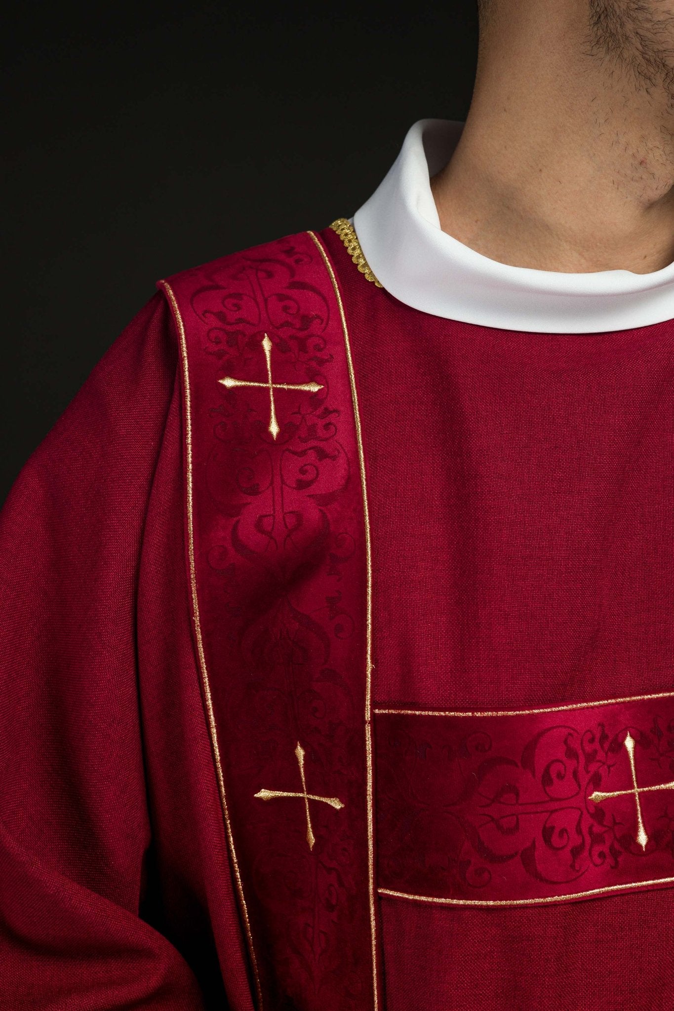 Dalmática con cintas de terciopelo y cruces doradas bordadas roja LE/1073/02/B - CASULLAS.ES