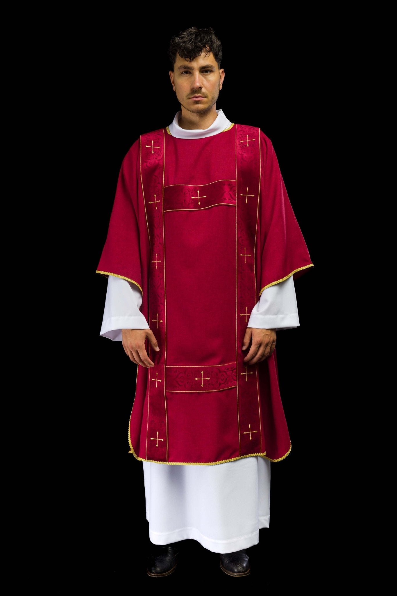 Dalmática con cintas de terciopelo y cruces doradas bordadas roja LE/1073/02/B - CASULLAS.ES