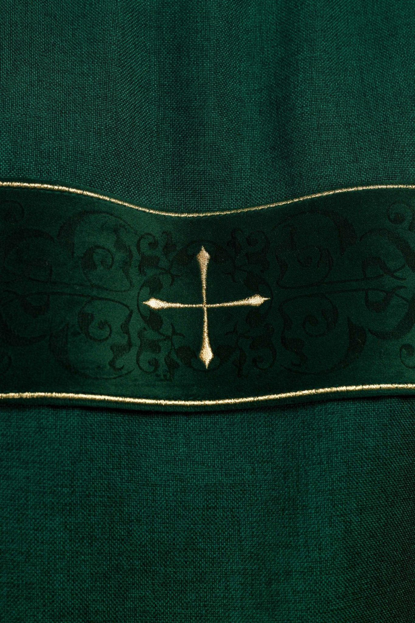 Dalmática con cintas de terciopelo y cruces doradas bordadas verde LE/1073/01/B - CASULLAS.ES