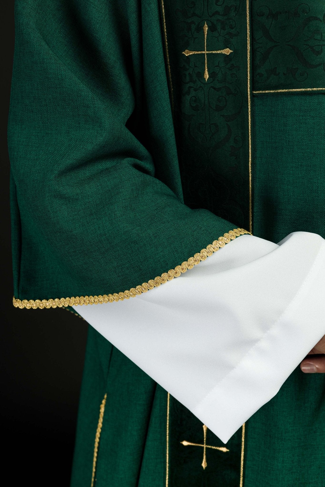 Dalmática con cintas de terciopelo y cruces doradas bordadas verde LE/1073/01/B - CASULLAS.ES