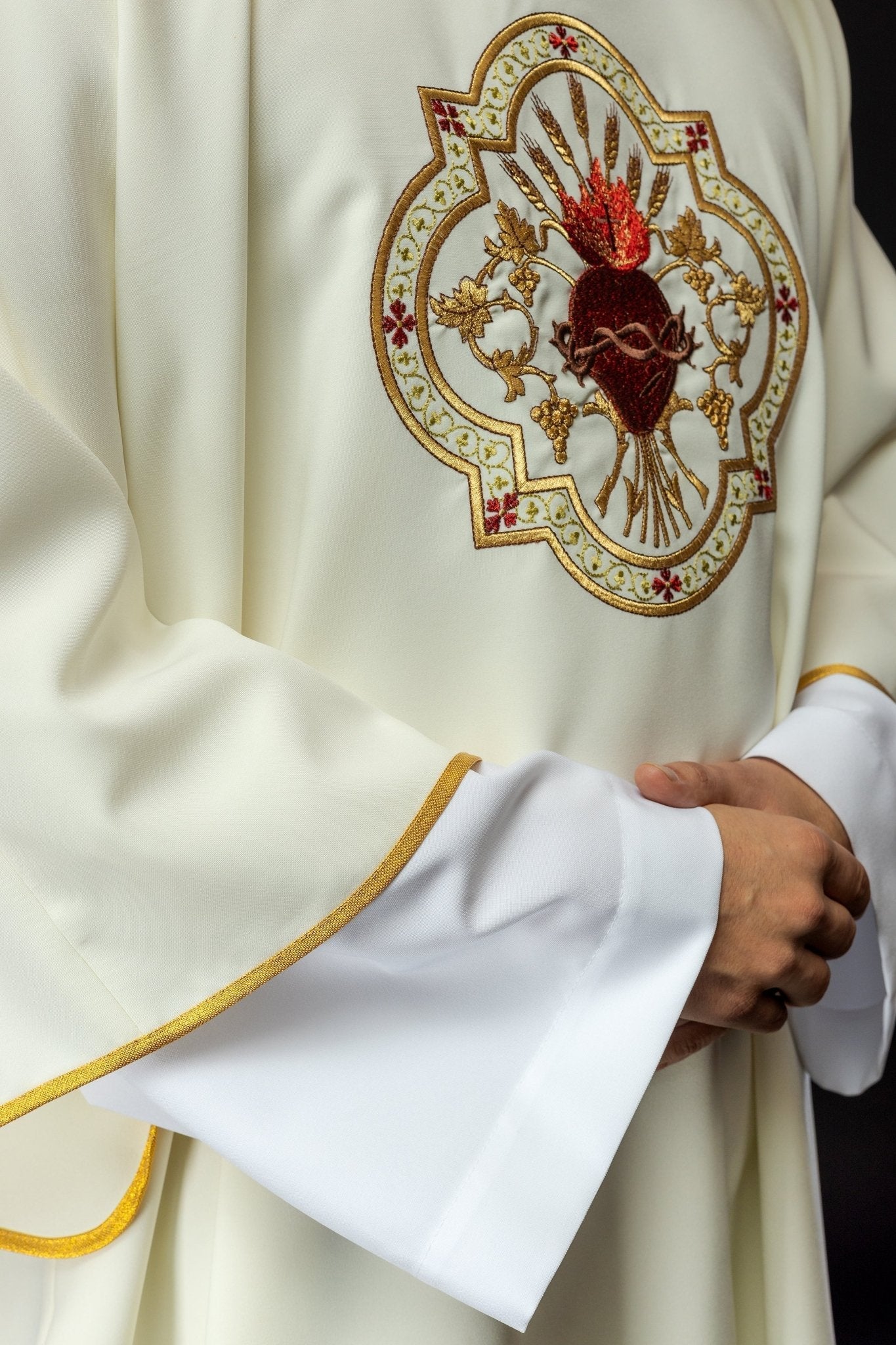 Dalmática con motivo del Corazón de Jesús y la copa eucarística KDL/118/05/01/D - CASULLAS.ES