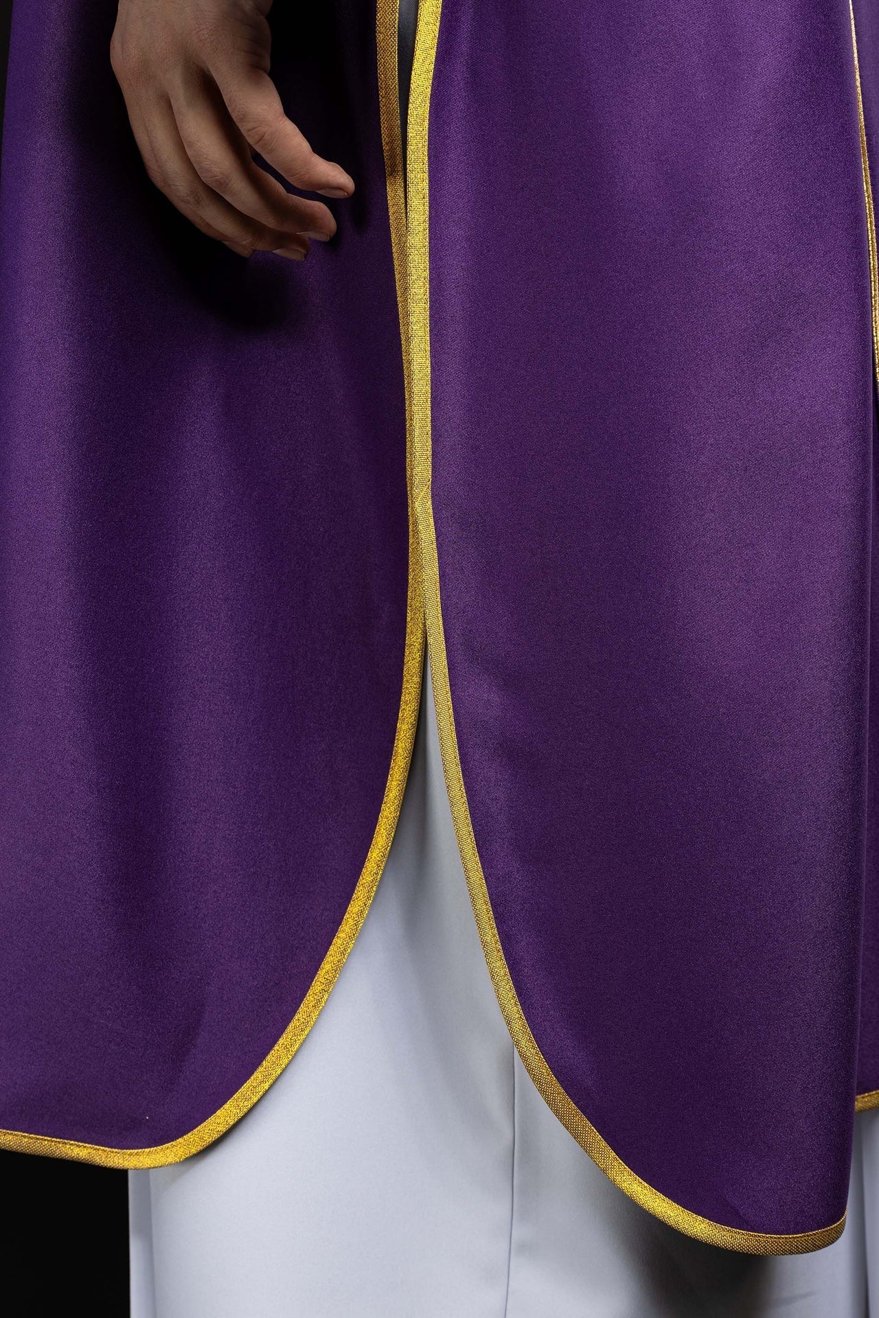Dalmática morada con bandas y cruces doradas bordadas KDL/285/03/53/B - CASULLAS.ES