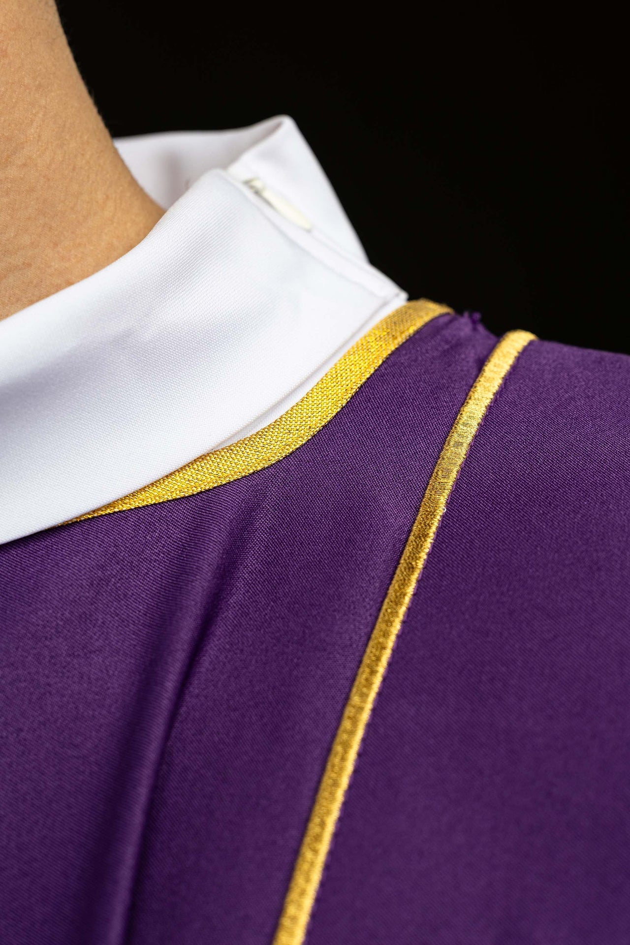 Dalmática morada con bandas y cruces doradas bordadas KDL/285/03/53/B - CASULLAS.ES