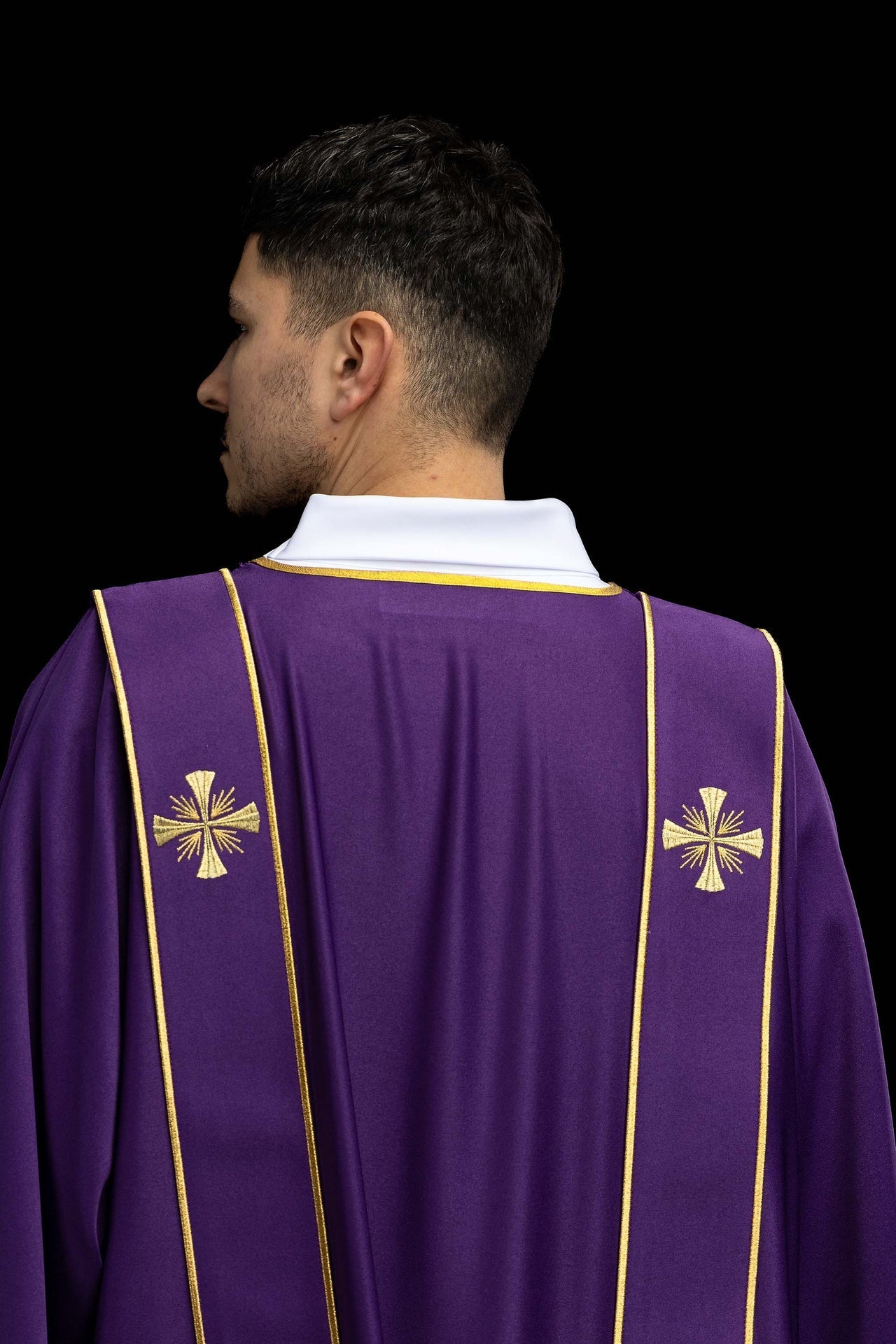 Dalmática morada con bandas y cruces doradas bordadas KDL/285/03/53/B - CASULLAS.ES