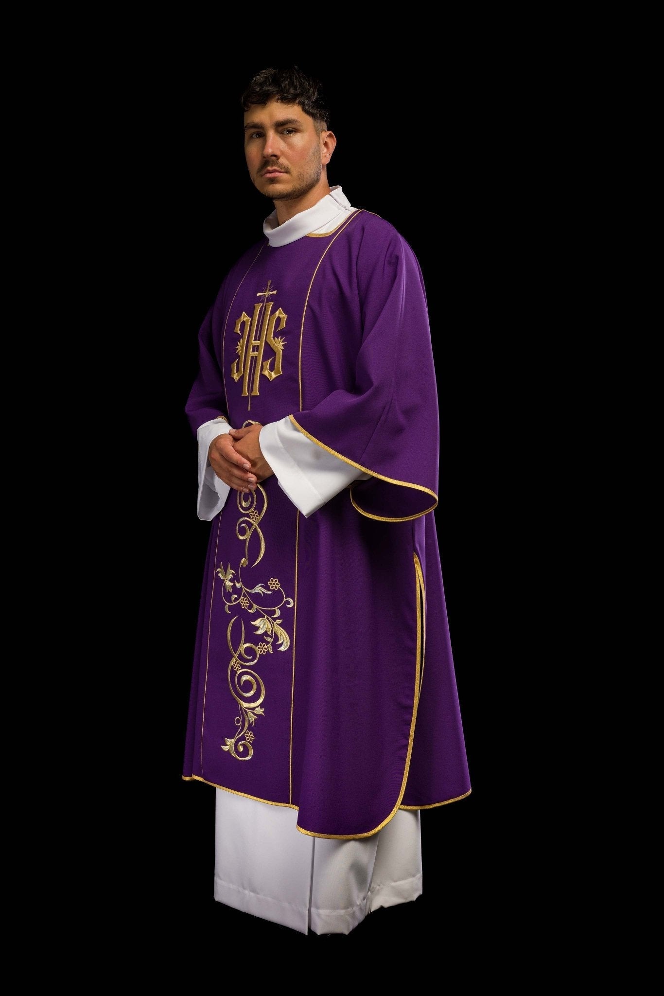 Dalmatica morada con faja bordada con IHS KDL/031/03/01/A FIOLETOWY DALMATYK - CASULLAS.ES