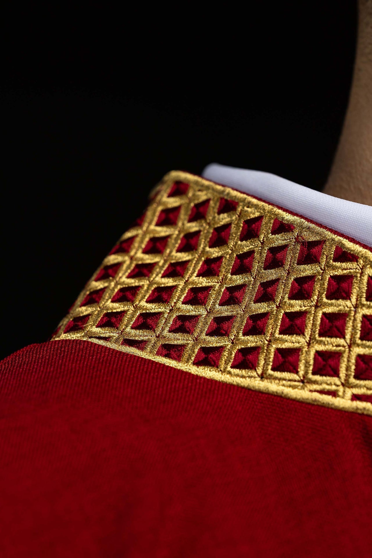 Dalmática roja con cruces bordadas y cuello S-1070-02-70-D DALMATYK - CASULLAS.ES