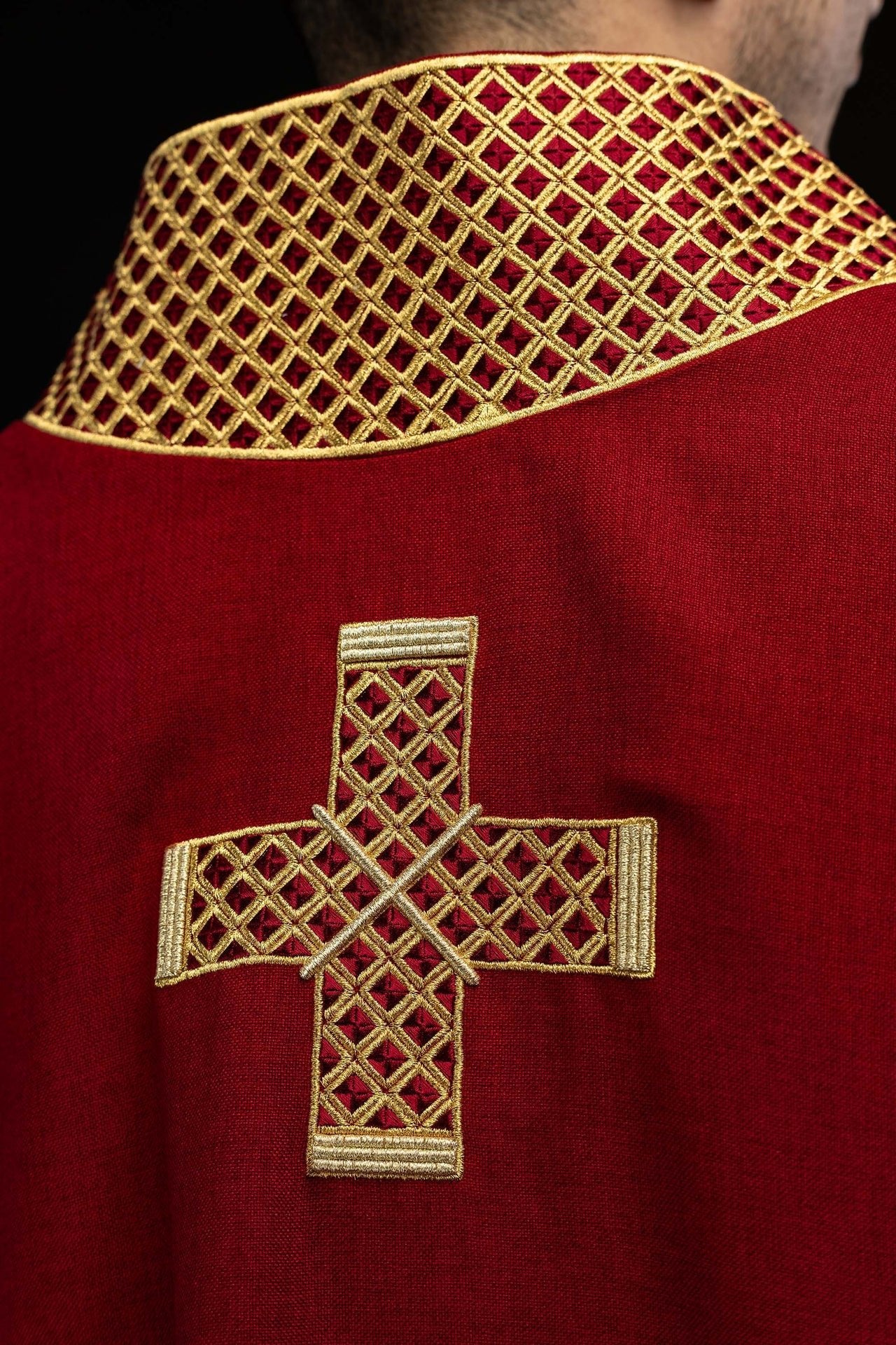 Dalmática roja con cruces bordadas y cuello S-1070-02-70-D DALMATYK - CASULLAS.ES