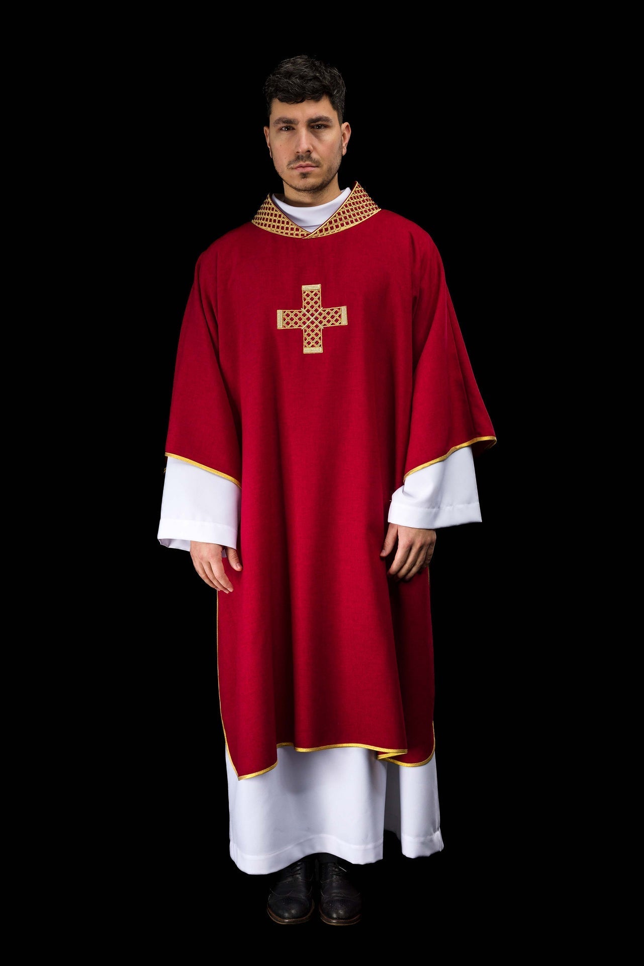 Dalmática roja con cruces bordadas y cuello S-1070-02-70-D DALMATYK - CASULLAS.ES