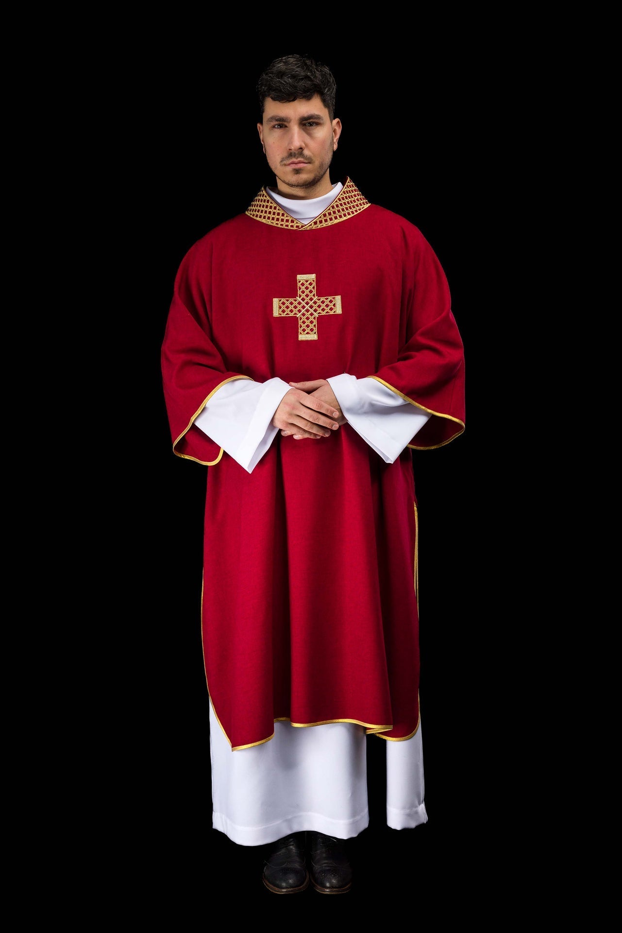 Dalmática roja con cruces bordadas y cuello S-1070-02-70-D DALMATYK - CASULLAS.ES