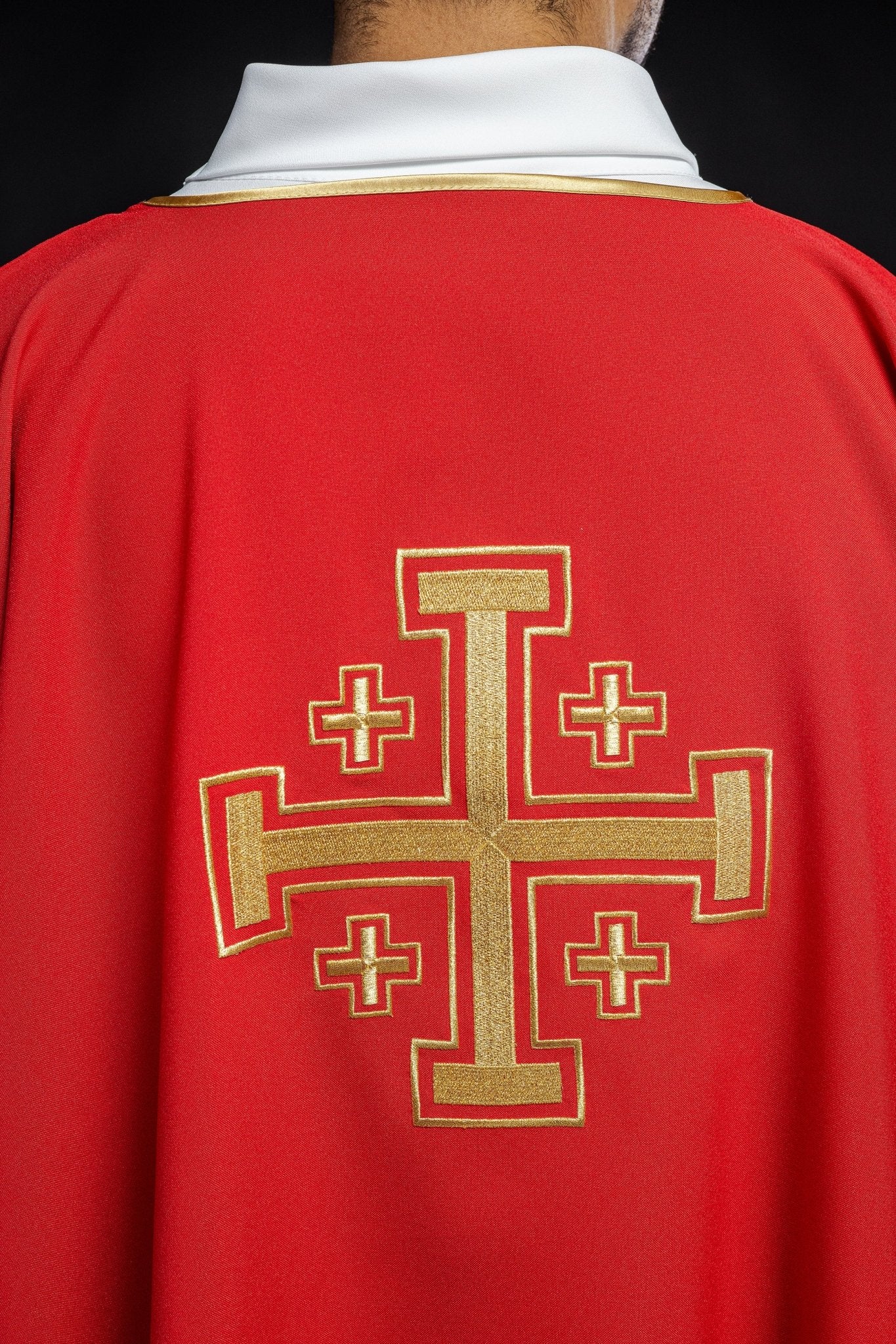 Dalmática roja con cruces de oro bordadas KDL/022/02/12/D - CASULLAS.ES