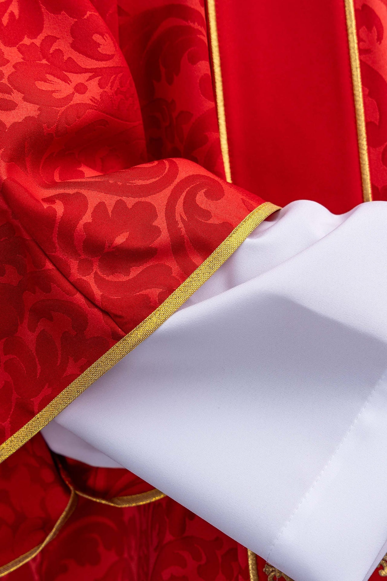 Dalmática roja de jacquard con bandas y cruces doradas bordadas KDL/284/02/81/B - CASULLAS.ES