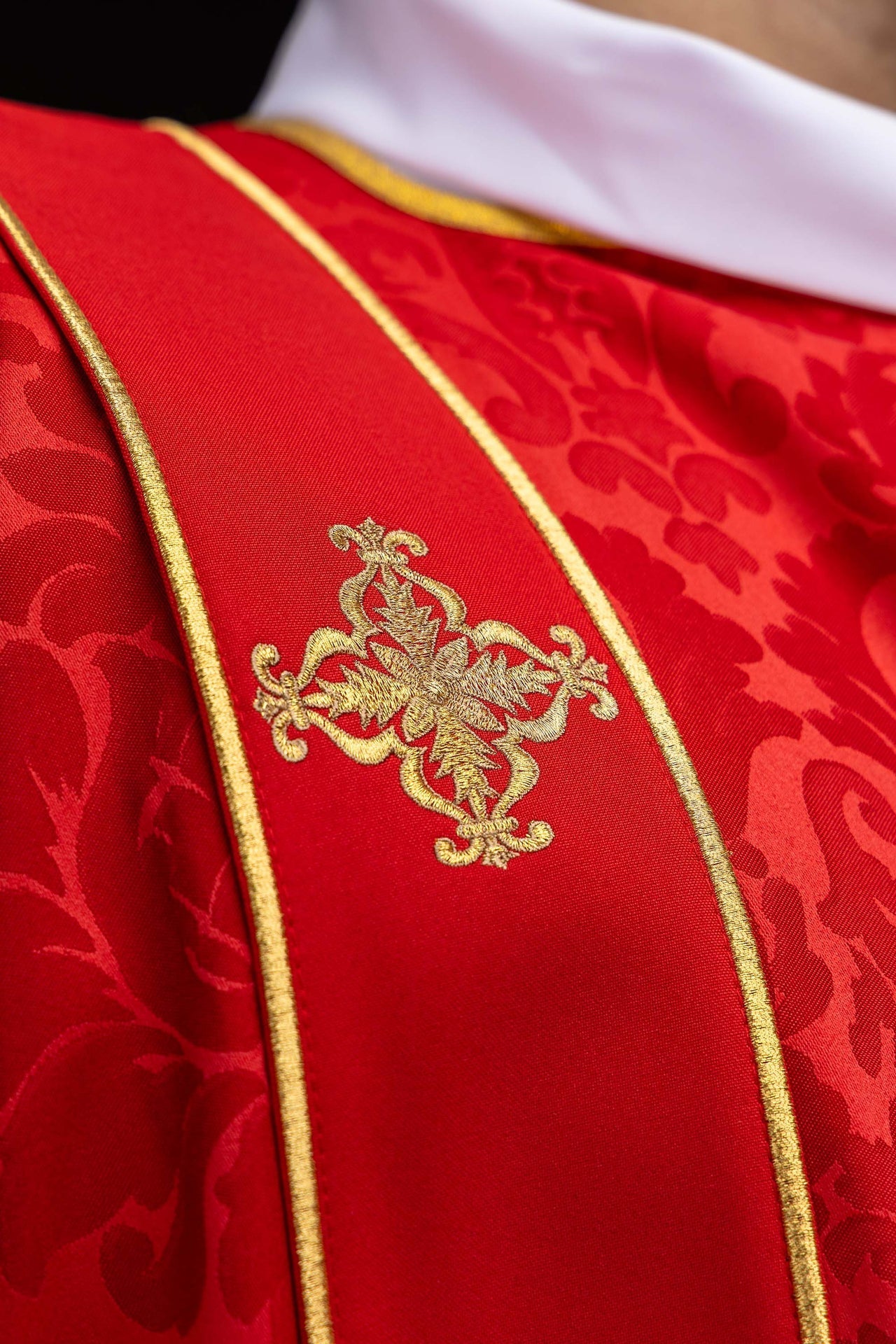 Dalmática roja de jacquard con bandas y cruces doradas bordadas KDL/284/02/81/B - CASULLAS.ES